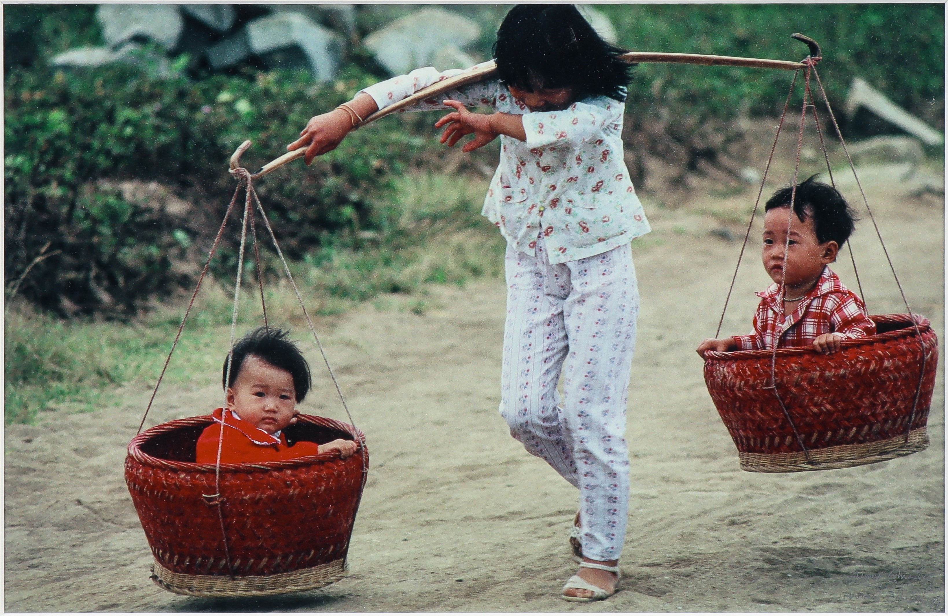 WANG GUOFENG (1967). Flicka bärandes två pojkar.