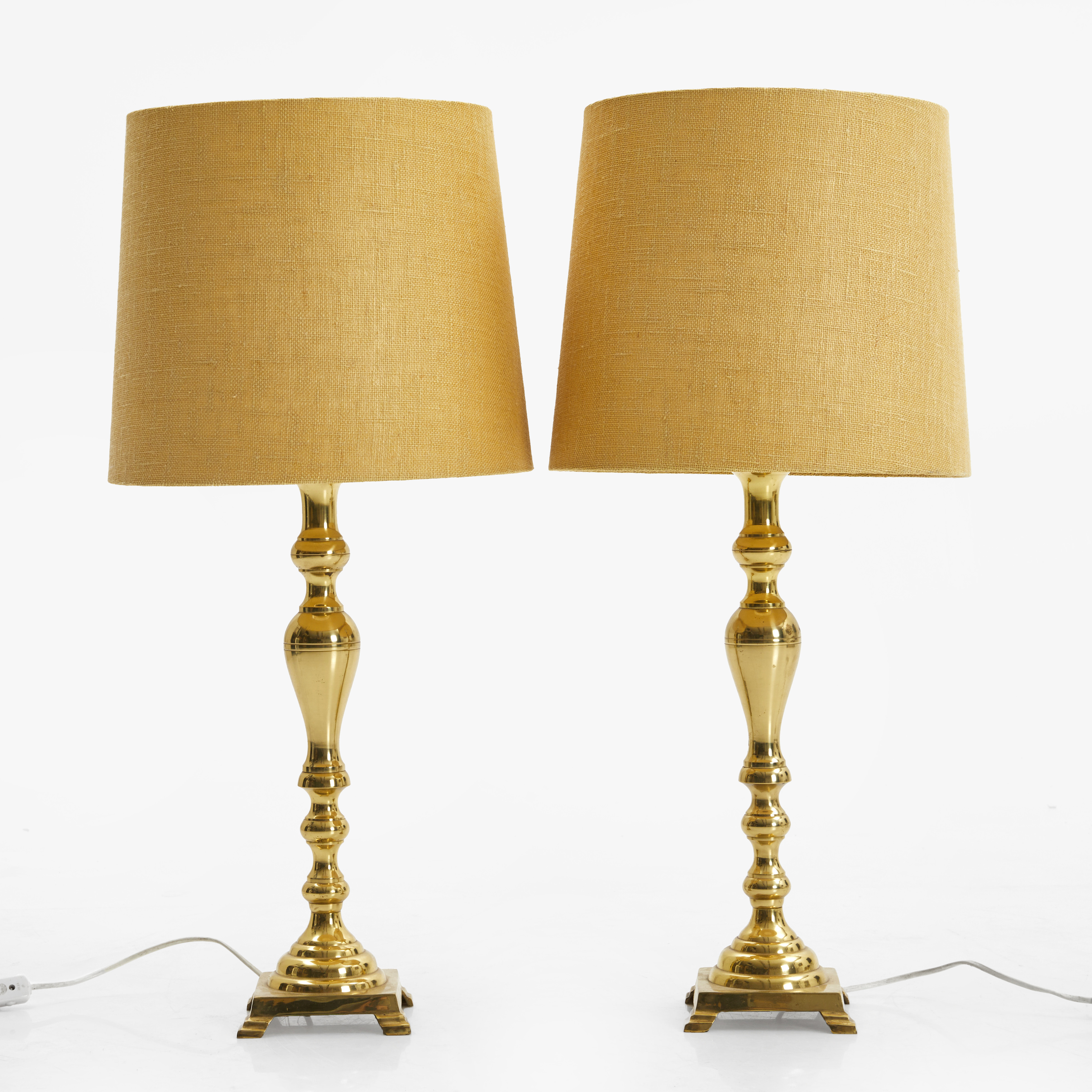 BORDSLAMPOR, ett par, mässing, textilskärm, 1960-tal.