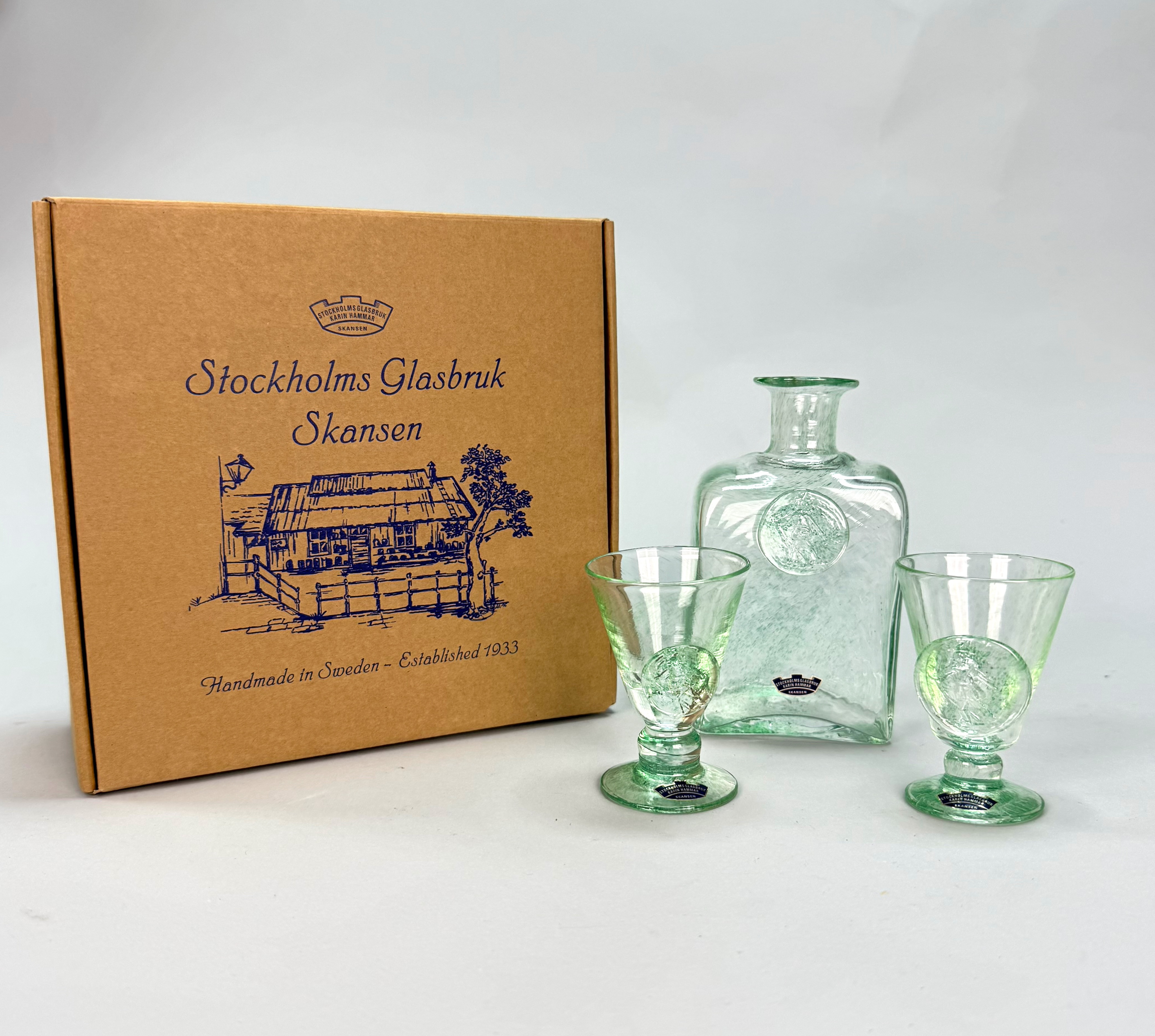 FLASKA & SNAPSGLAS 2 ST - Skansenglas grönt, Stockholms glasbruk i förpackning.