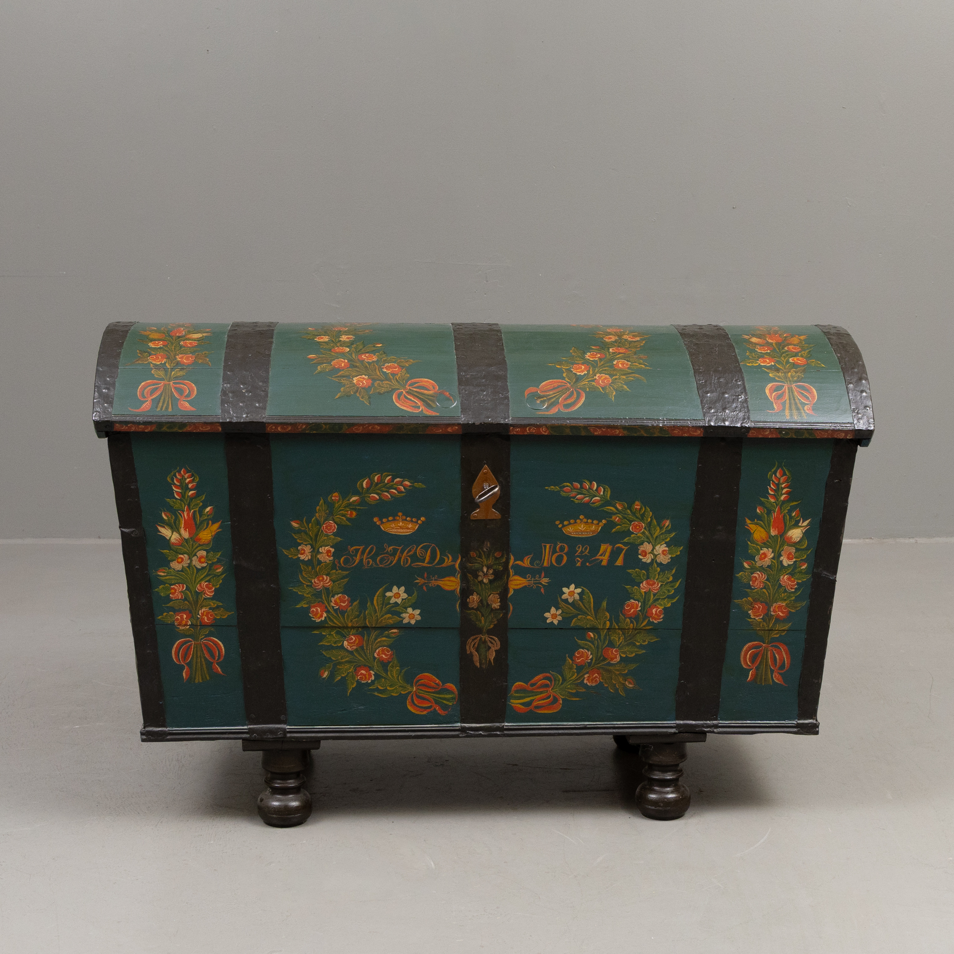 BRUDKISTA, bemålat, signerad och daterad HHD 1847.