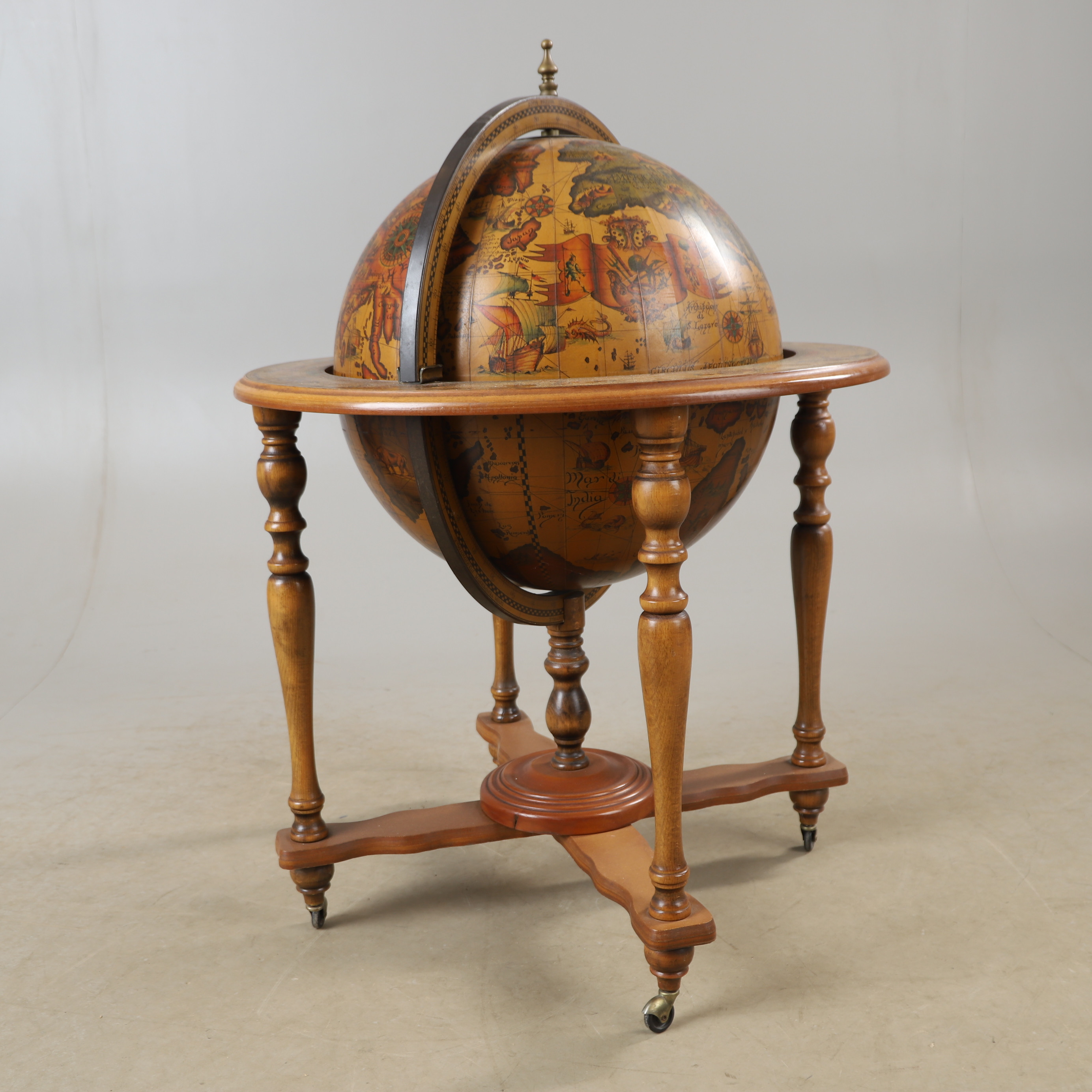 BARGLOB, mahognybetsad med kartdekor, 1900-talets andra hälft.