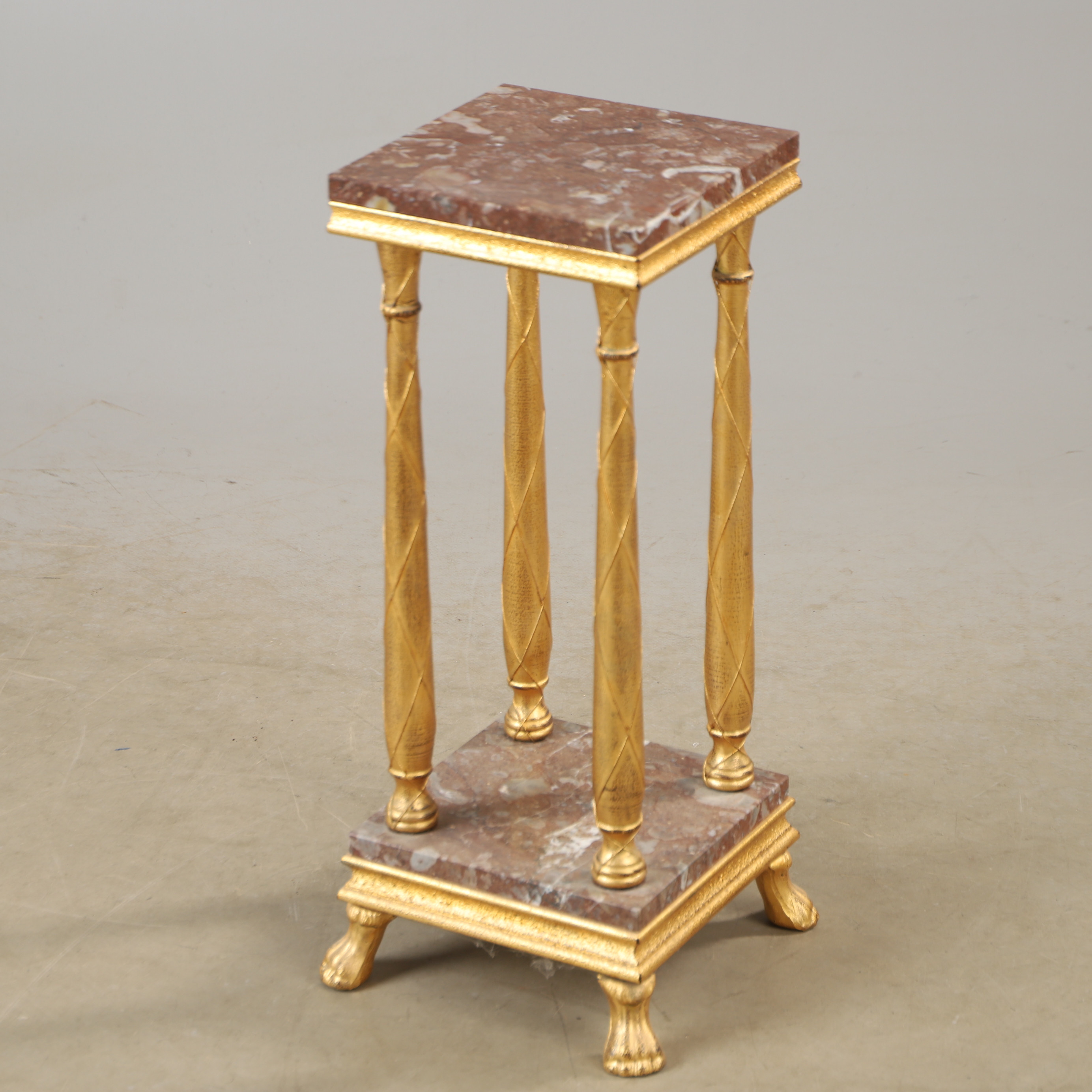 PIEDESTAL, förgylld med stenskiva, 1900-talets andra hälft.