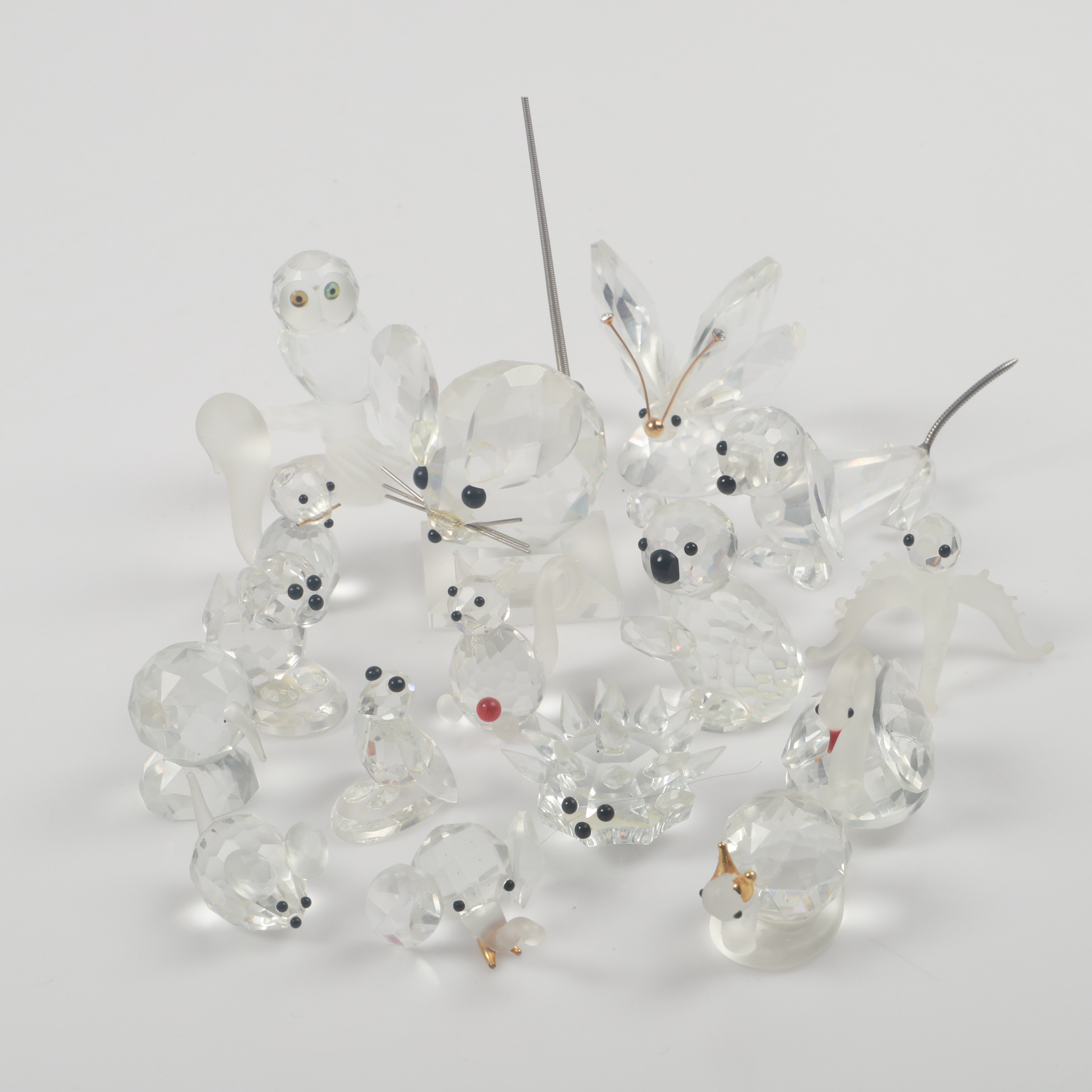 FIGURINER, 15 stycken, slipad glas/kristall, 1900-tal.