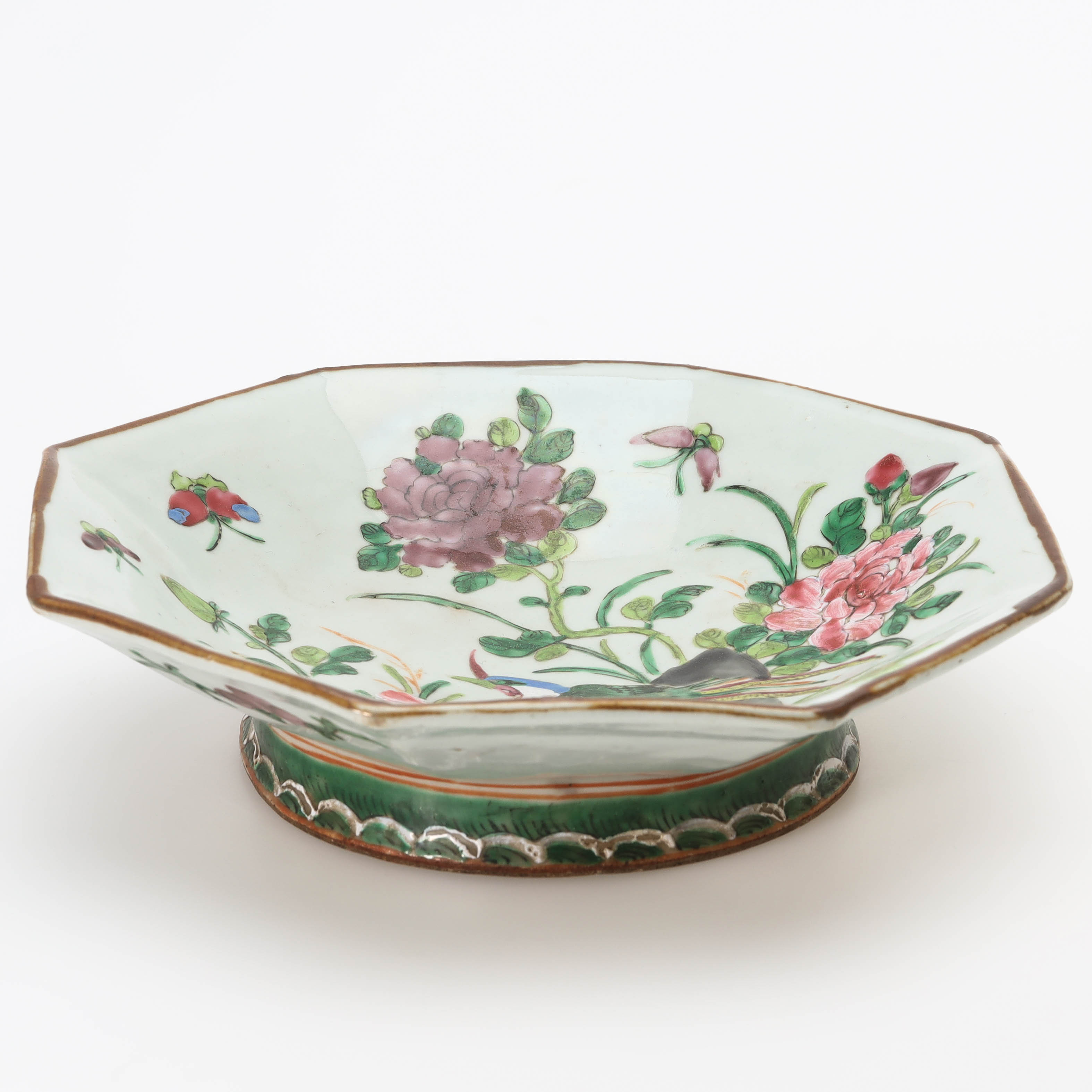 SKÅL PÅ FOT, porslin, emaljdekor med fågel & växtlighet, Kina, 1800-tal.