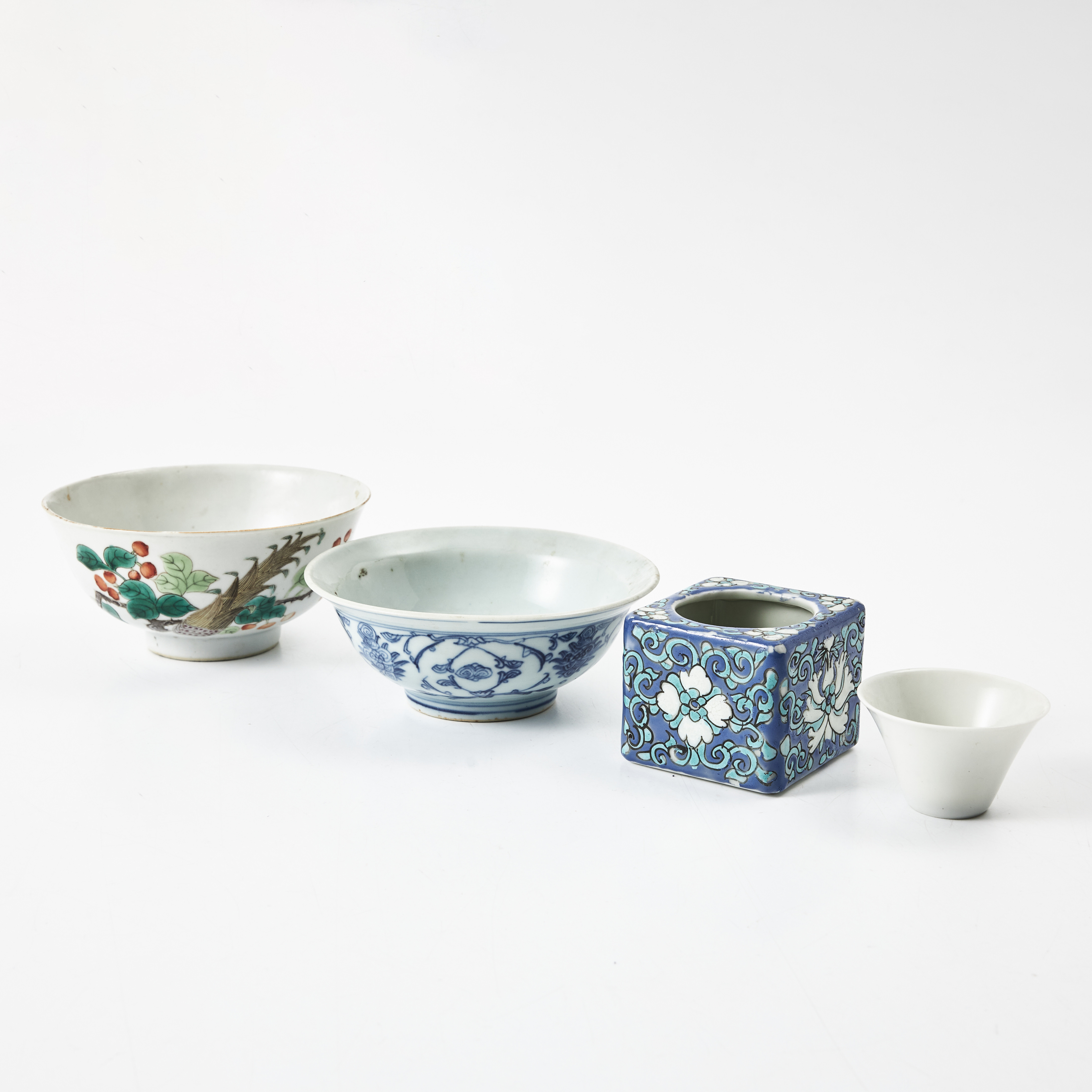 SKÅLAR, 4 st., porslin, Kina, 18/1900-tal, en kubformad, dekor i emaljfärger samt underglasyrblått, en märkt med Kangxis sex karaktärers märke.