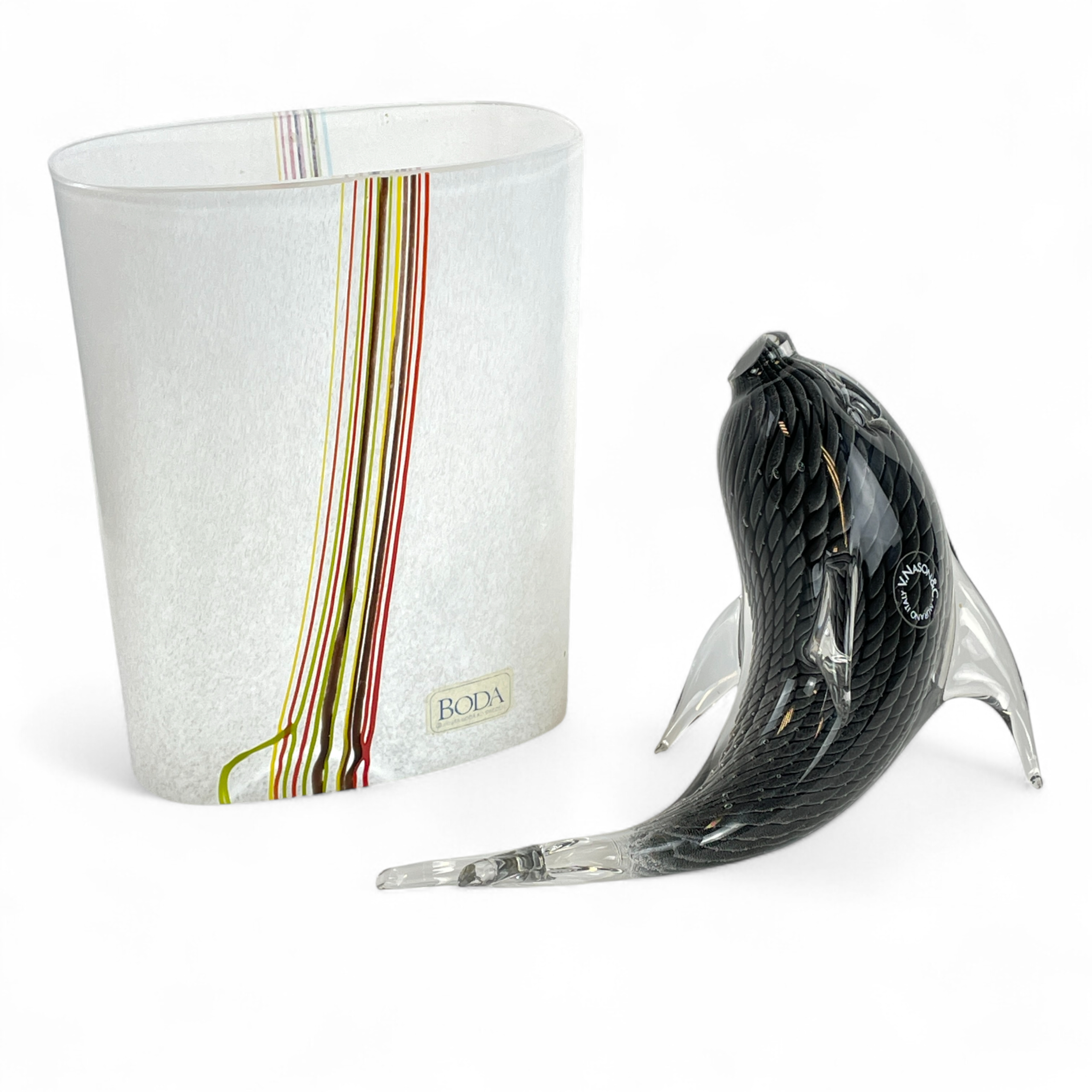 VAS samt FIGURIN, glas, Bertil Vallien samt V. Nason & C., Murano, etikettmärkta.