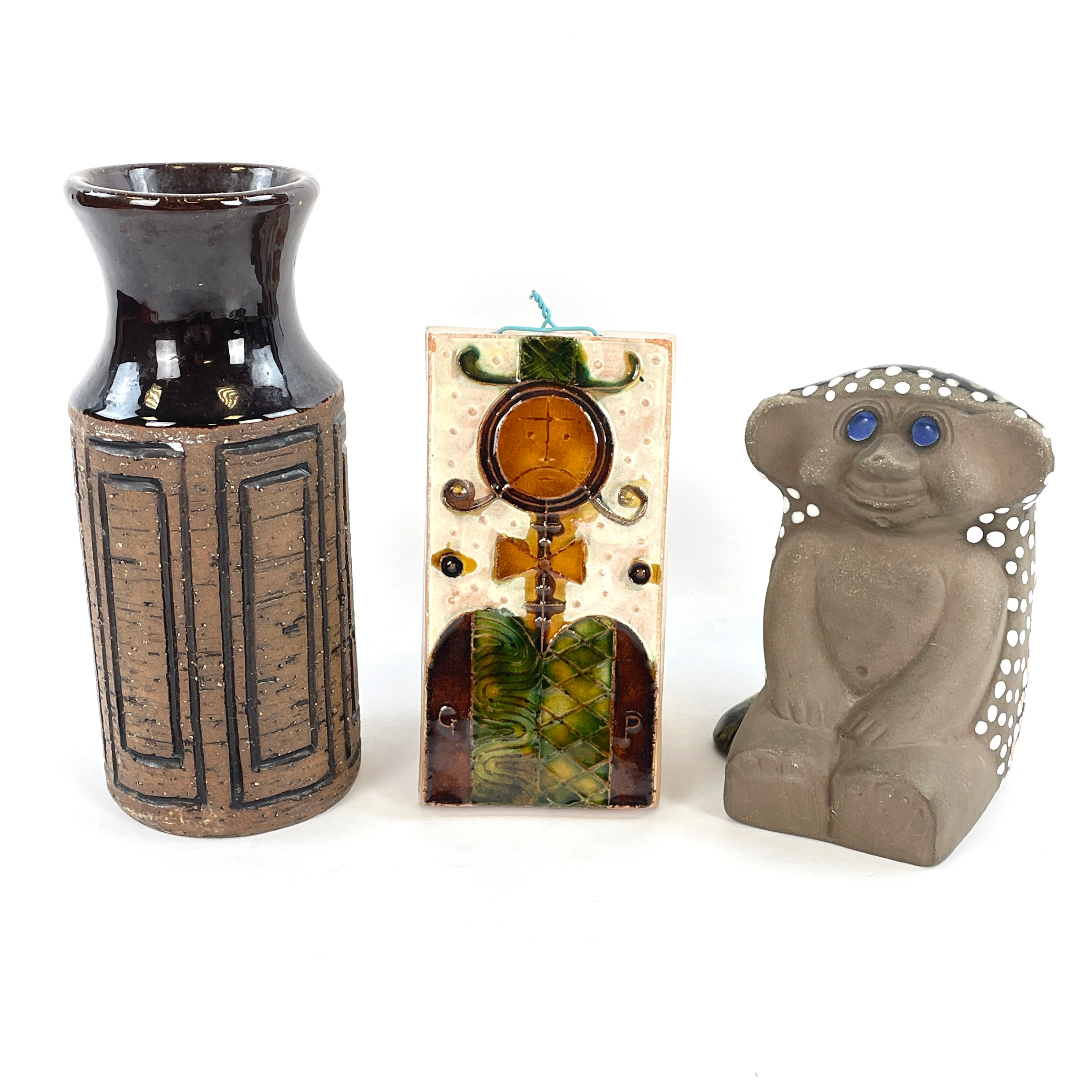 KERAMIKFÖREMÅL, 3 delar, vas, figurin samt väggplakett.