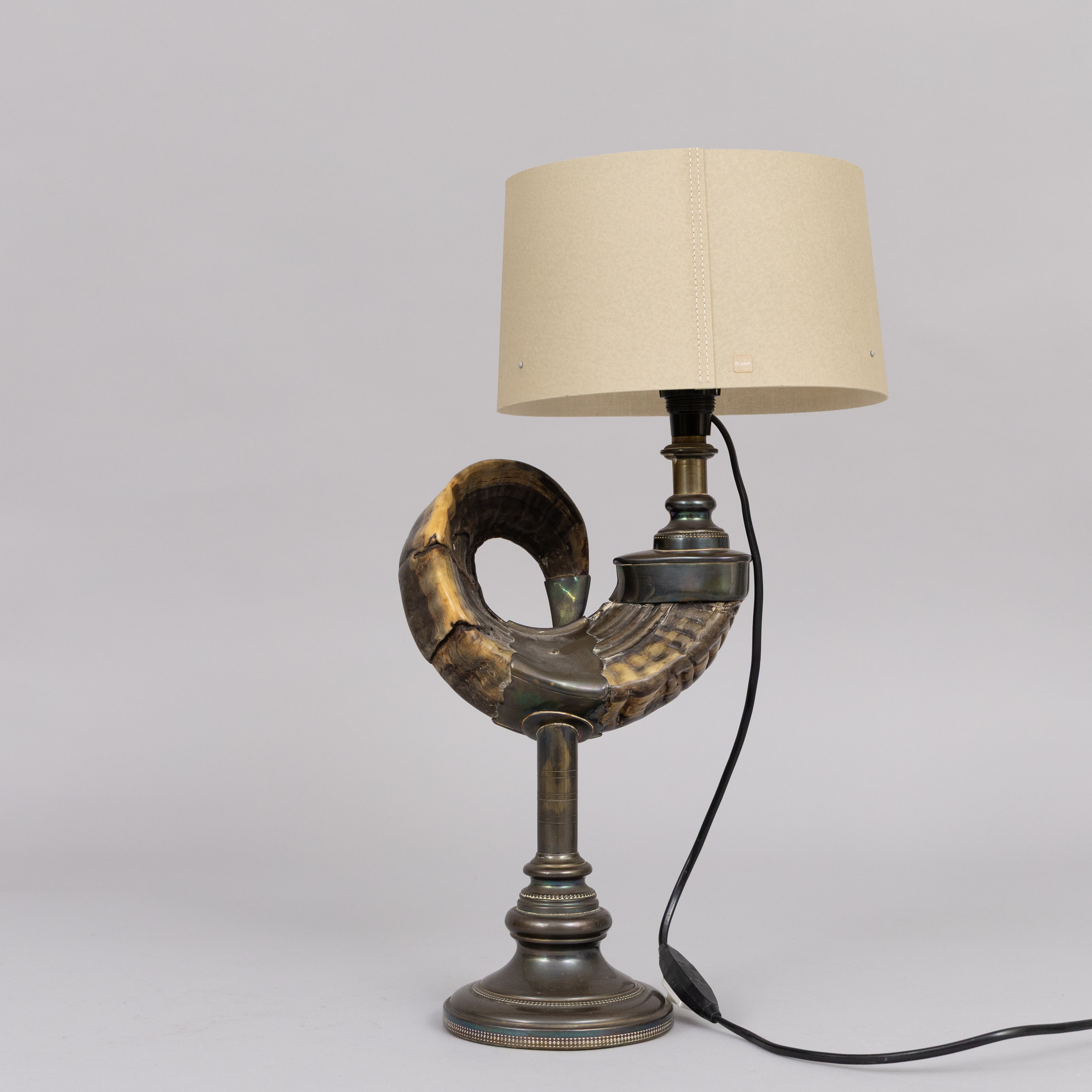 BORDSLAMPA, Horn, 1900-talets första hälft.