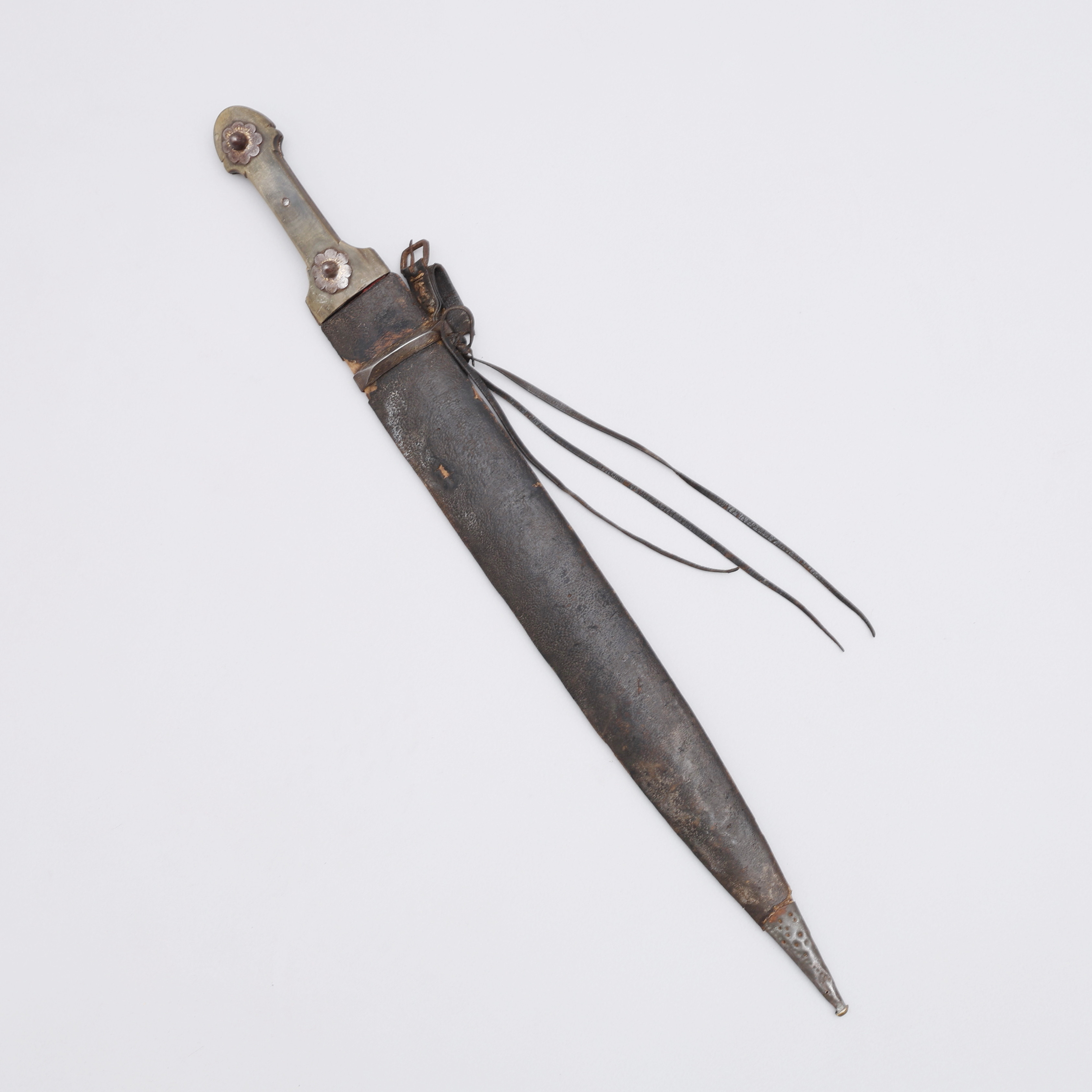 EN STOR SIGNERAD ANTIK QAMA/KINDJAL FRÅN KAUKASUS MED BALJA.