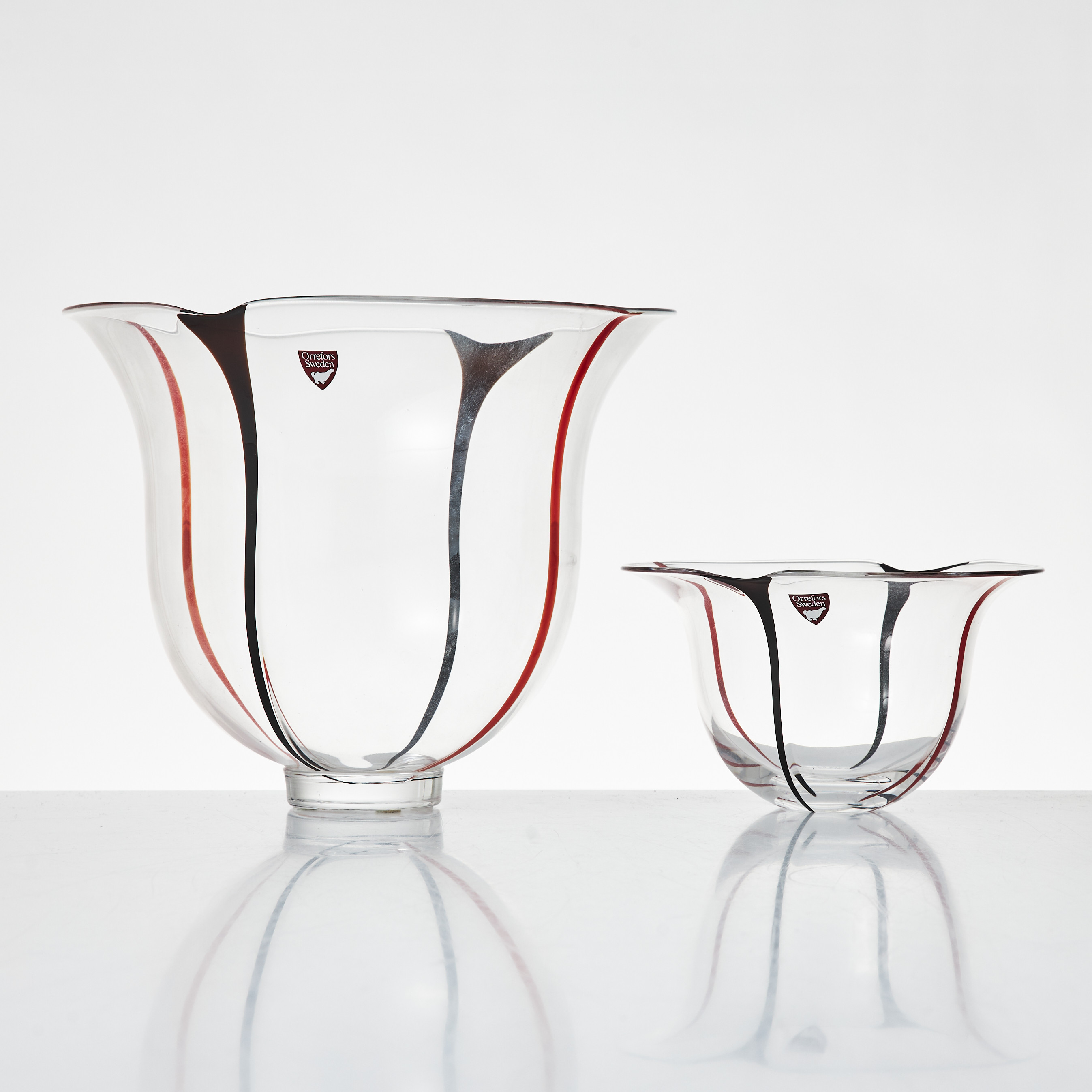 LARS HELLSTEN. Skålar, 2 stycken, Orrefors. Signerad Orrefors 908220 Lars Hellsten Gallery 87 samt 908120 10-86.