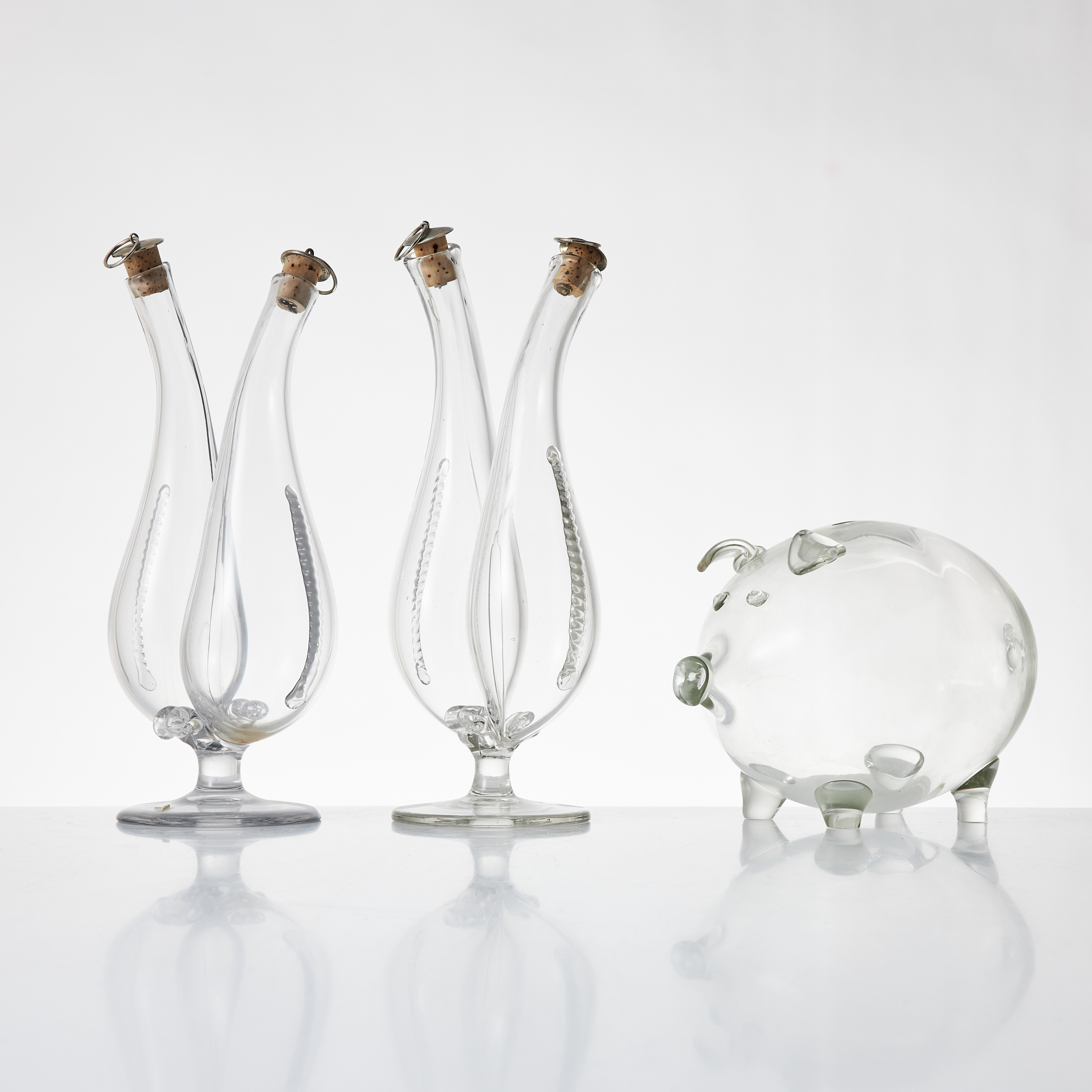 HUGO GEHLIN. Tvillingflaskor, 2 stycken, Gullaskufs glasbruk, 1930/40-tal, med påklippt dekor och proppar. SPARGRIS, Gullaskuf.