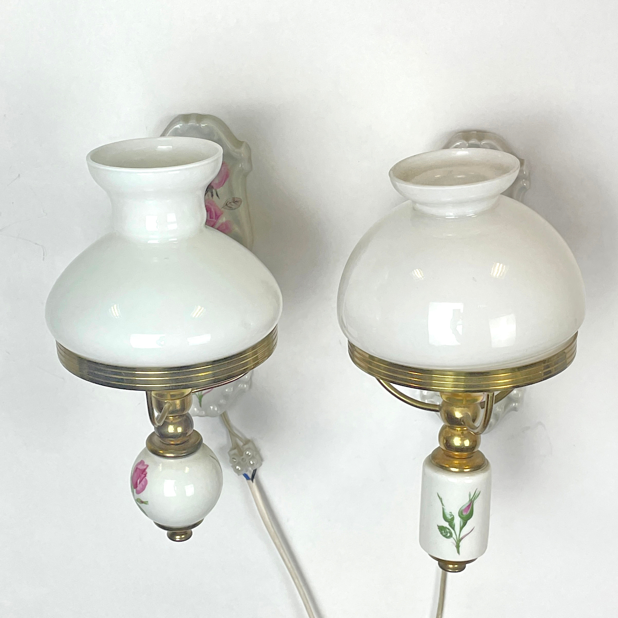 LAMPETTER, 2 st. Mässing & porslin, Limoges, Frankrike, 1900-talets senare del.