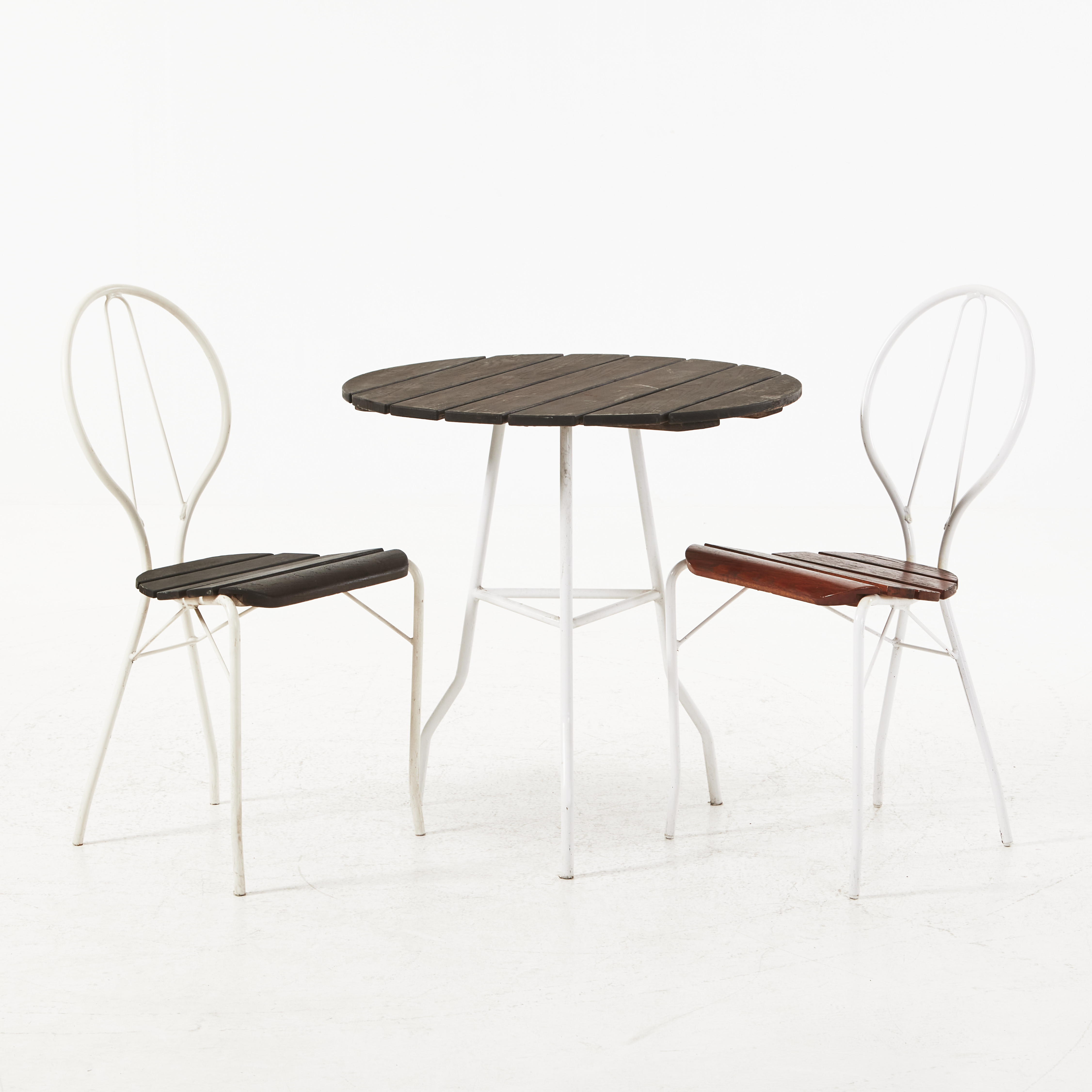 TORE AHLSÉN. "Pia", trädgårdsgrupp, 3 dlr, Gärsnäs, vitlackerad stomme.