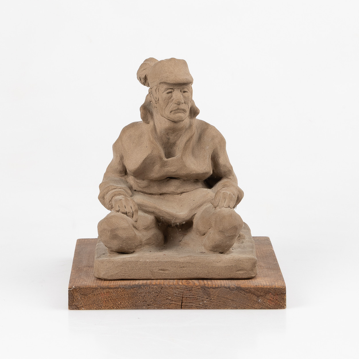 SKULPTUR, sittande man, sannolikt Orvar Palm, lergods, omkring 1900-talets mitt.