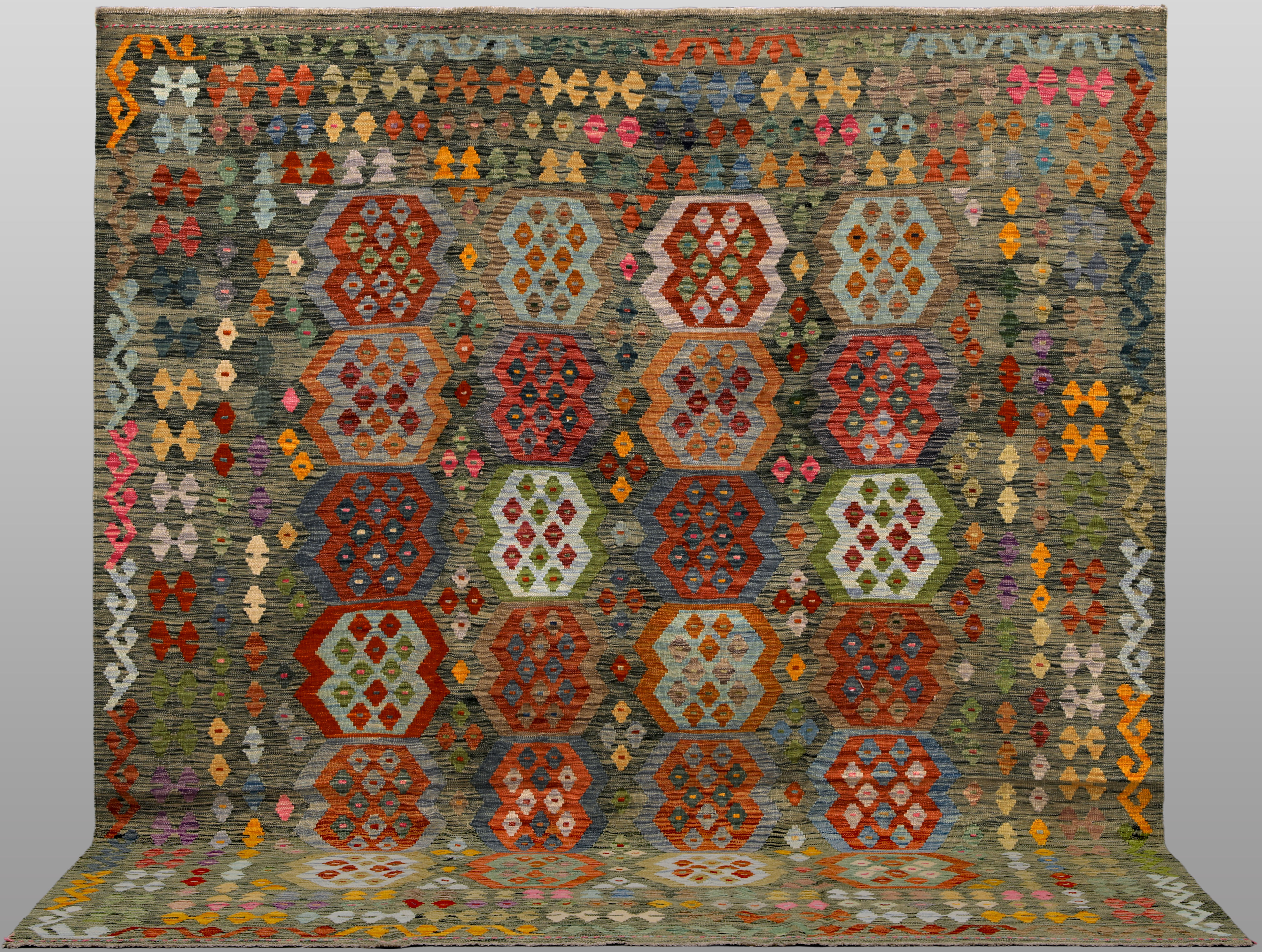 MATTA, Kelim klassisk design, 296 x 253 cm.