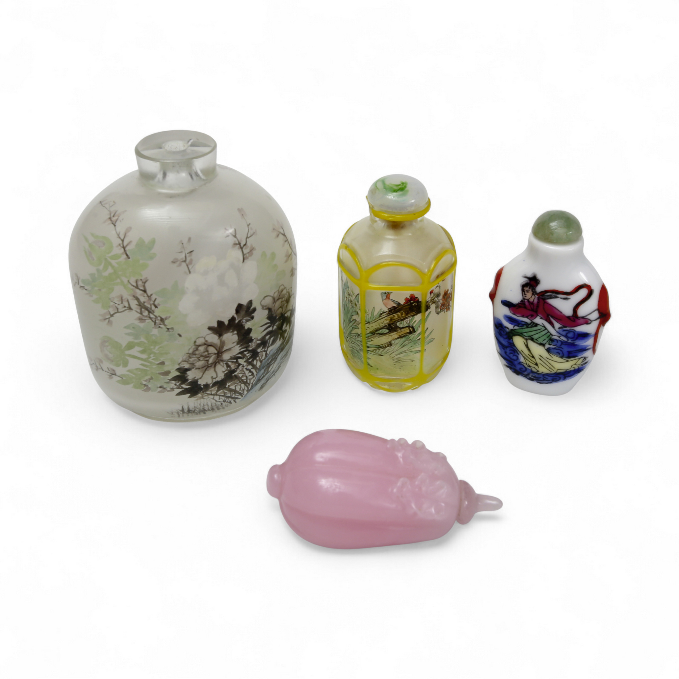 SNUSFLASKOR, 4 st., glas, porslin. Bland annat insidesmåleri. Kina, Folkrepublik (1949-) eller något tidigare.