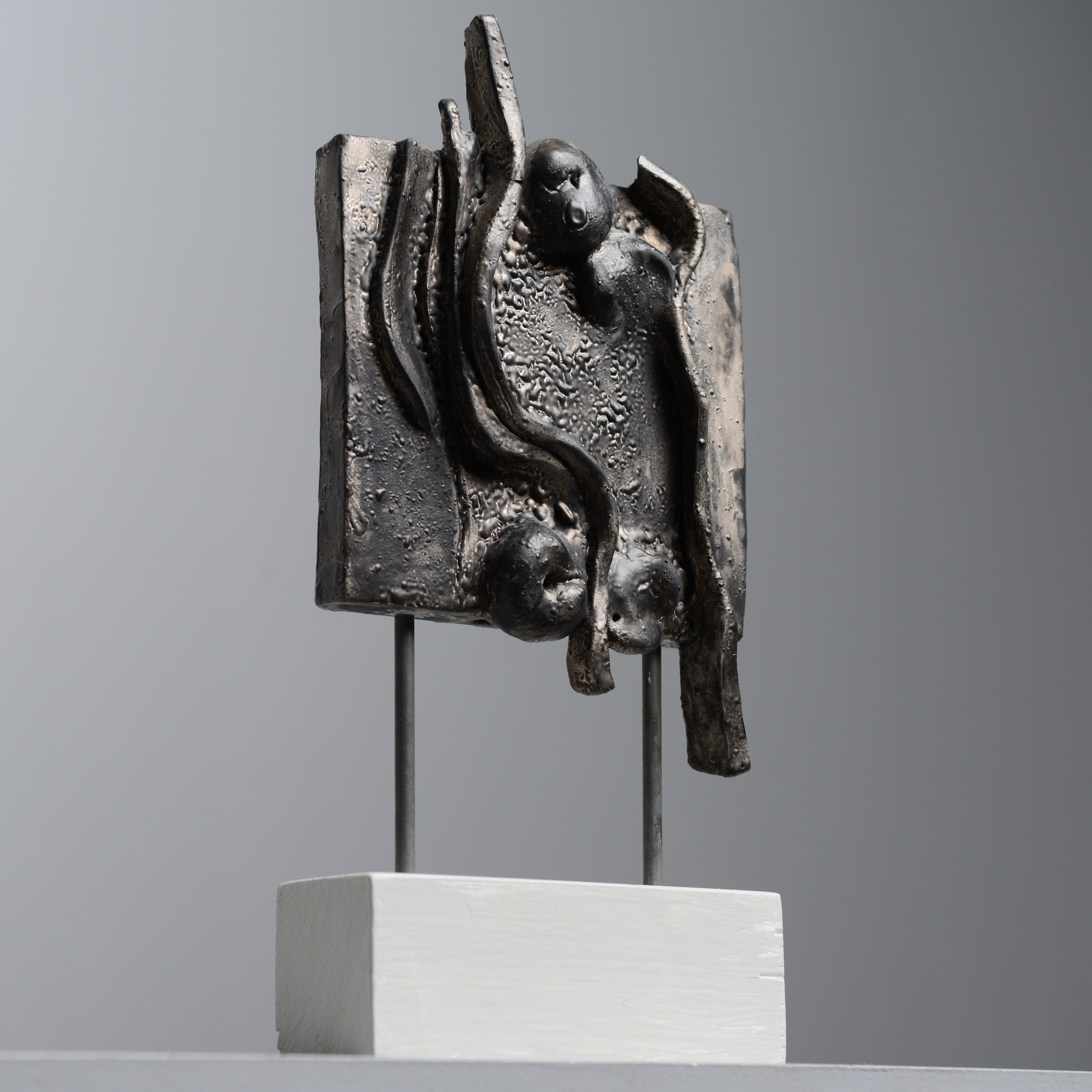 AMI KÖLARE. Skulptur, "Fönster" alternativt "Peeping Tom", signerad.