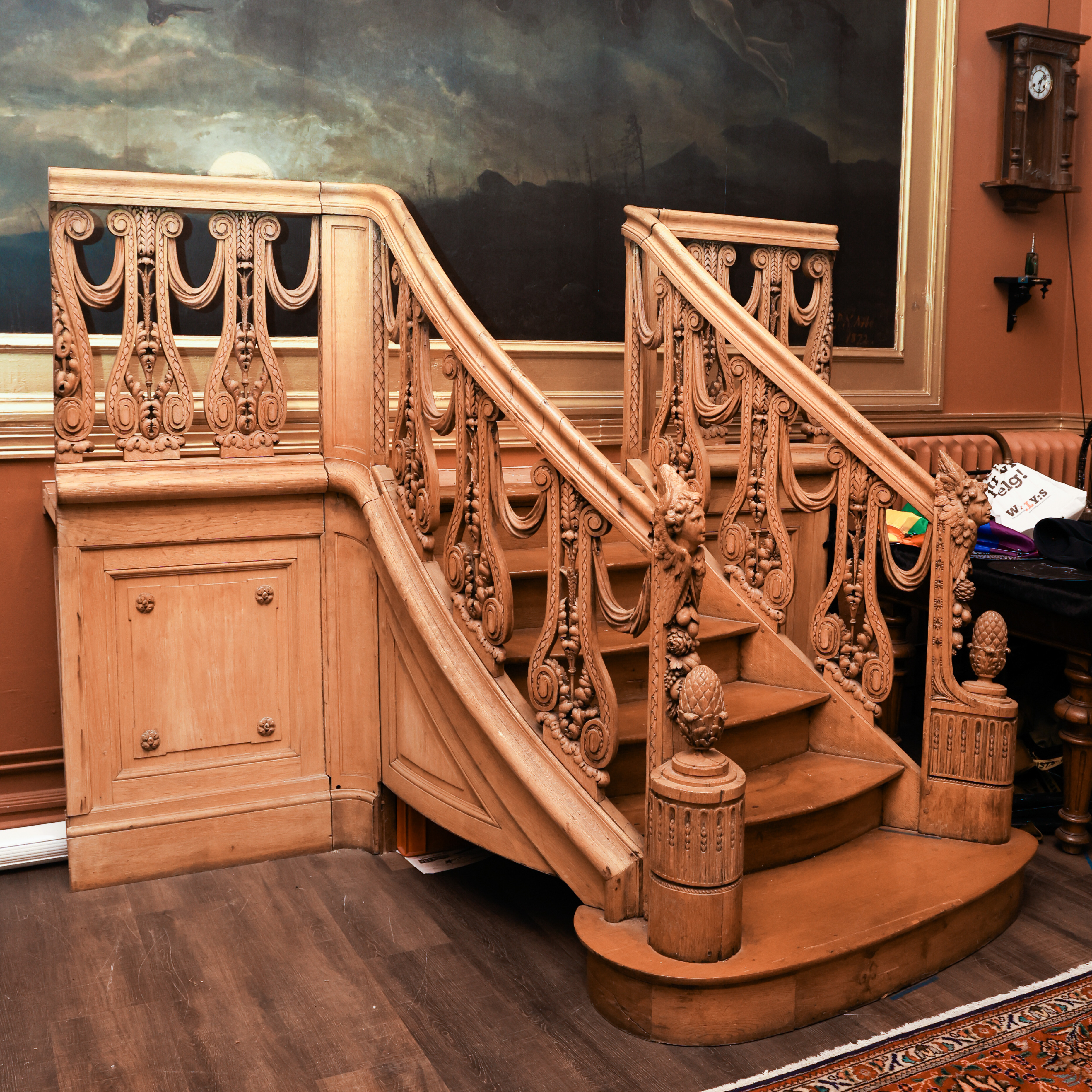 TRAPPA, trä, riklig skuren dekor, Paris sekelskiftet 1900.