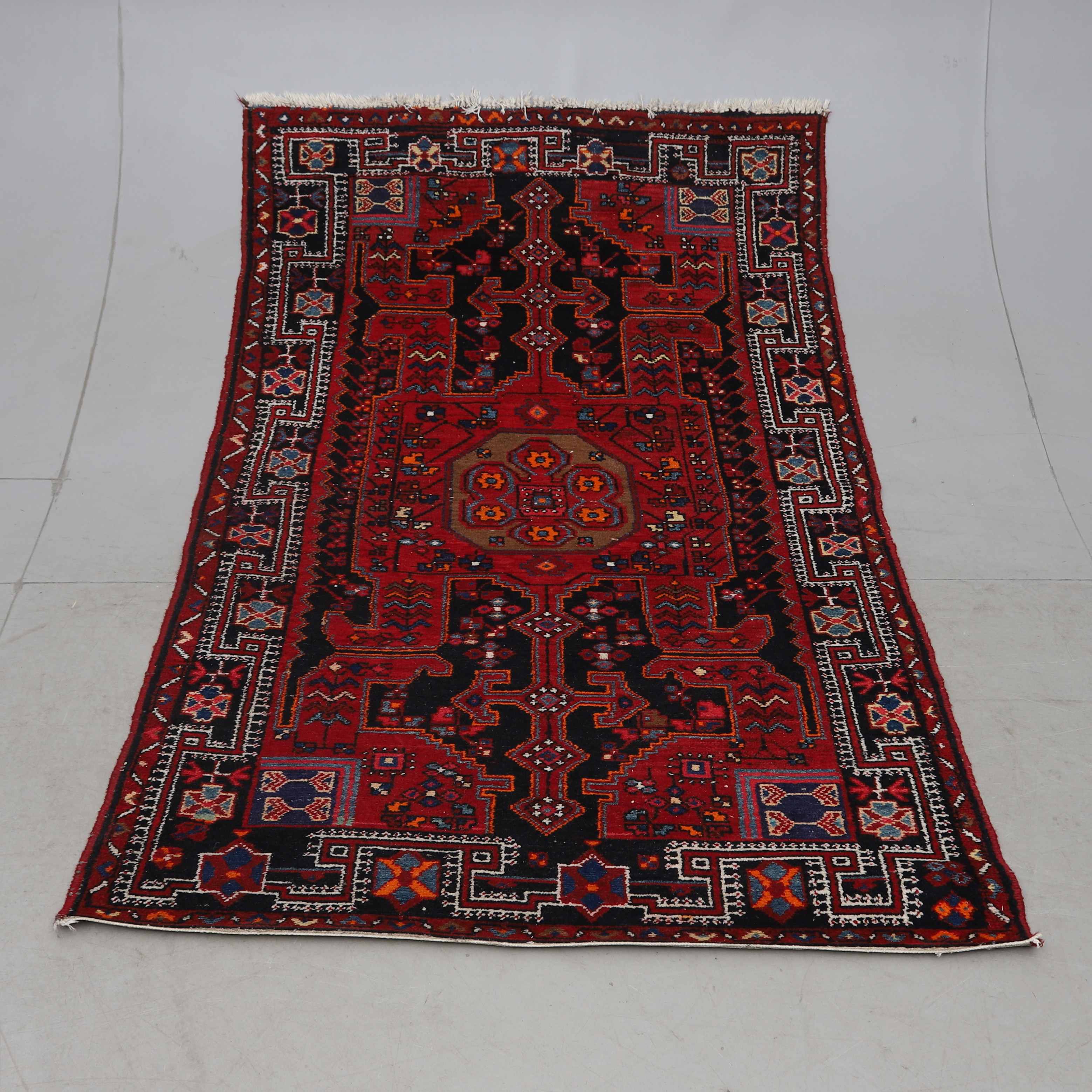 ORIENTMATTA, handknuten, ca 218x135 cm.