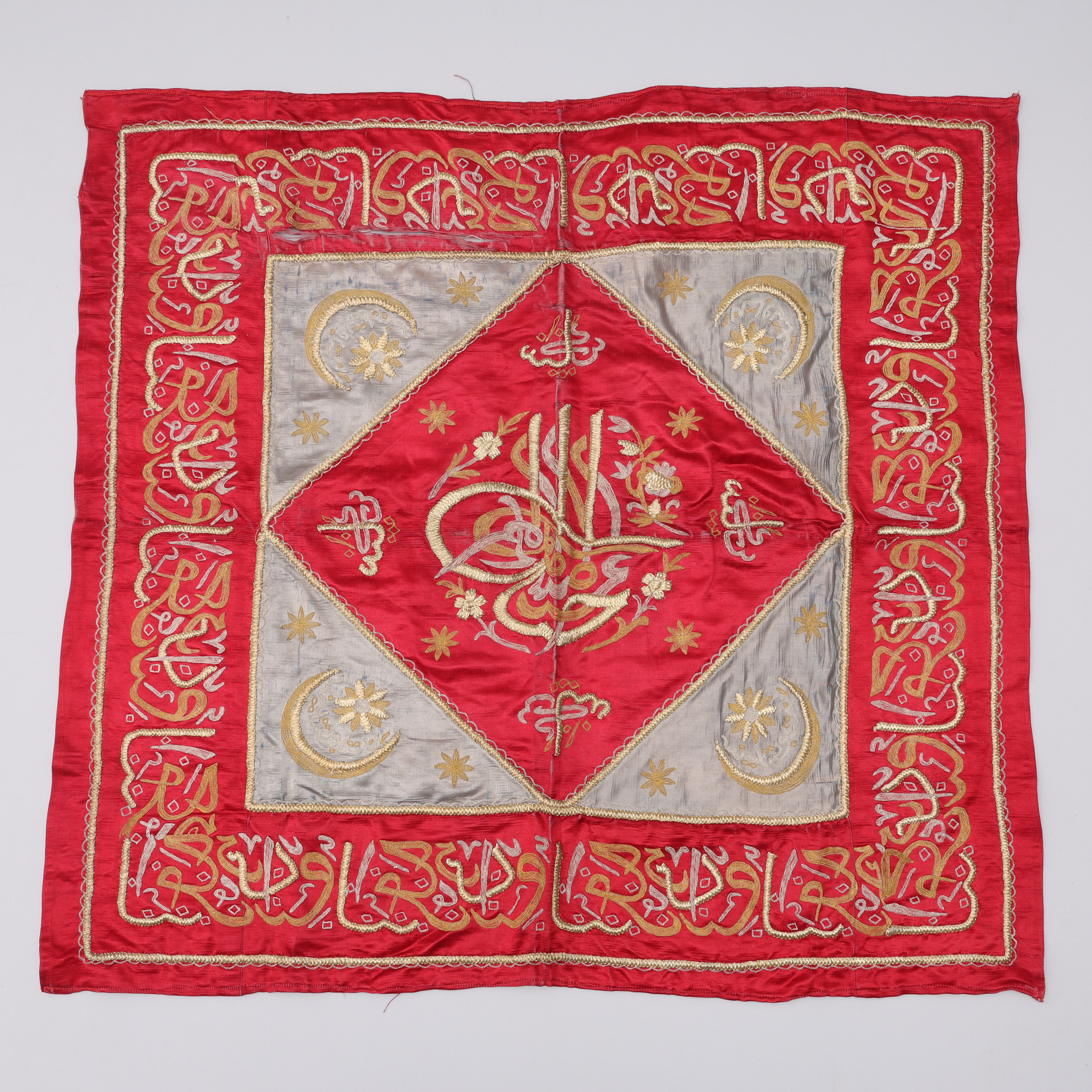 VÄGGBONAD, BRODERAD MED GULDTRÅD, BÄR MEHMED Vs TUGRA.