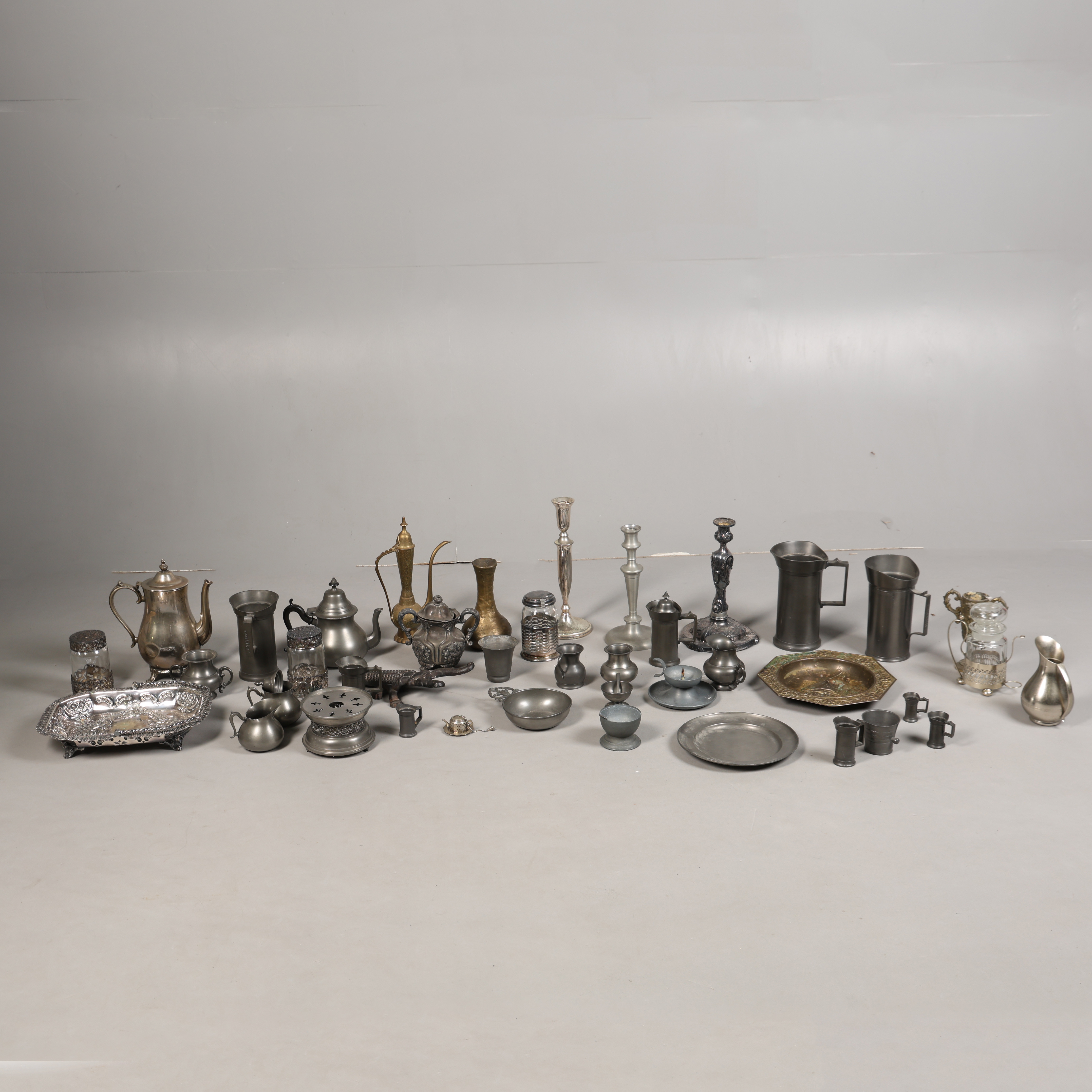 Metalware Images for 4663542. A COLLECTION OF VARIOUS METALWARE (QTY). - Auctionet