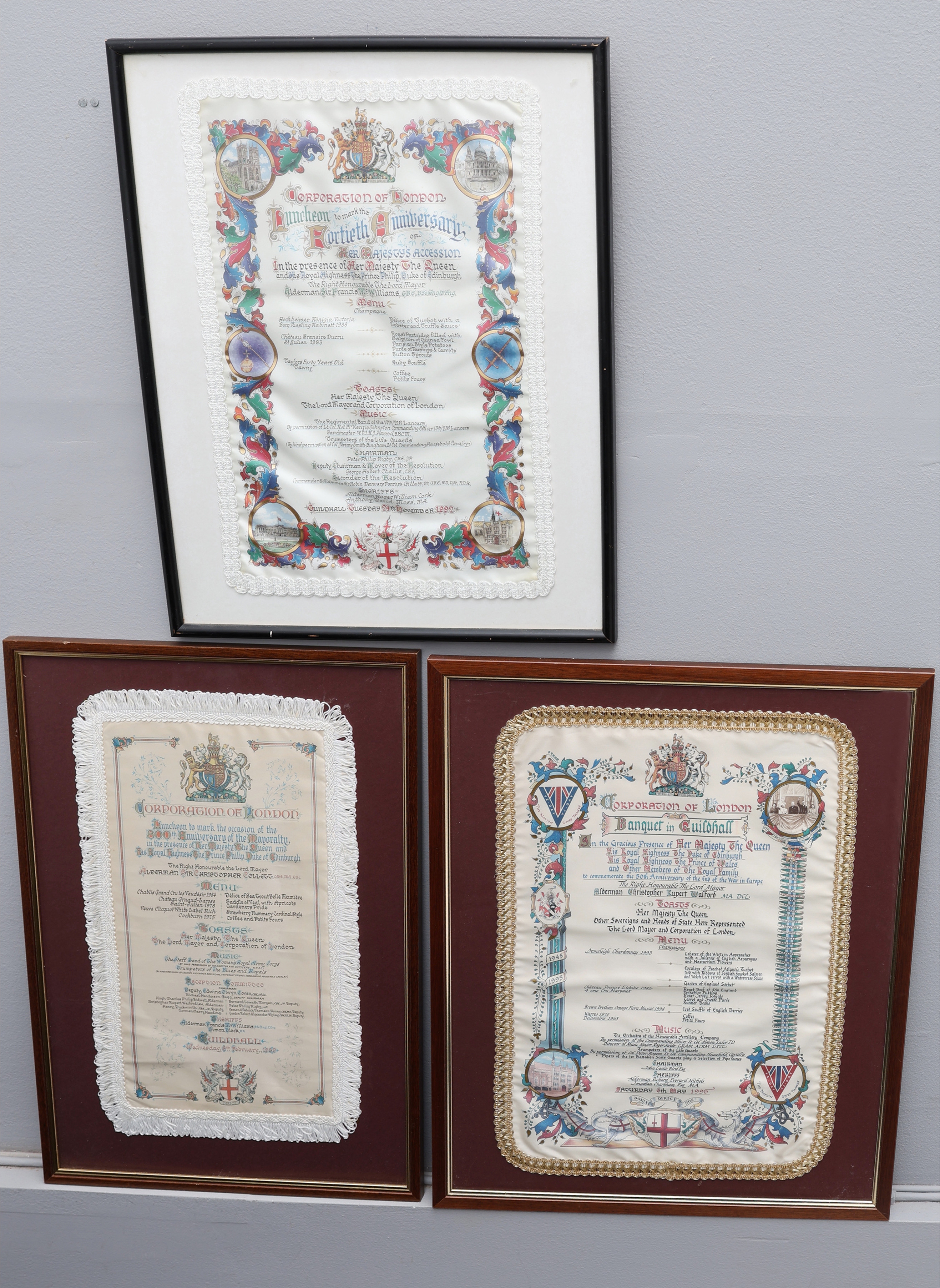 MENYER, 3 ST, BRODERAT & BEMÅLAT SILKE, GUILDHALL, CORPORATION OF LONDON, 1980/90-TAL.
