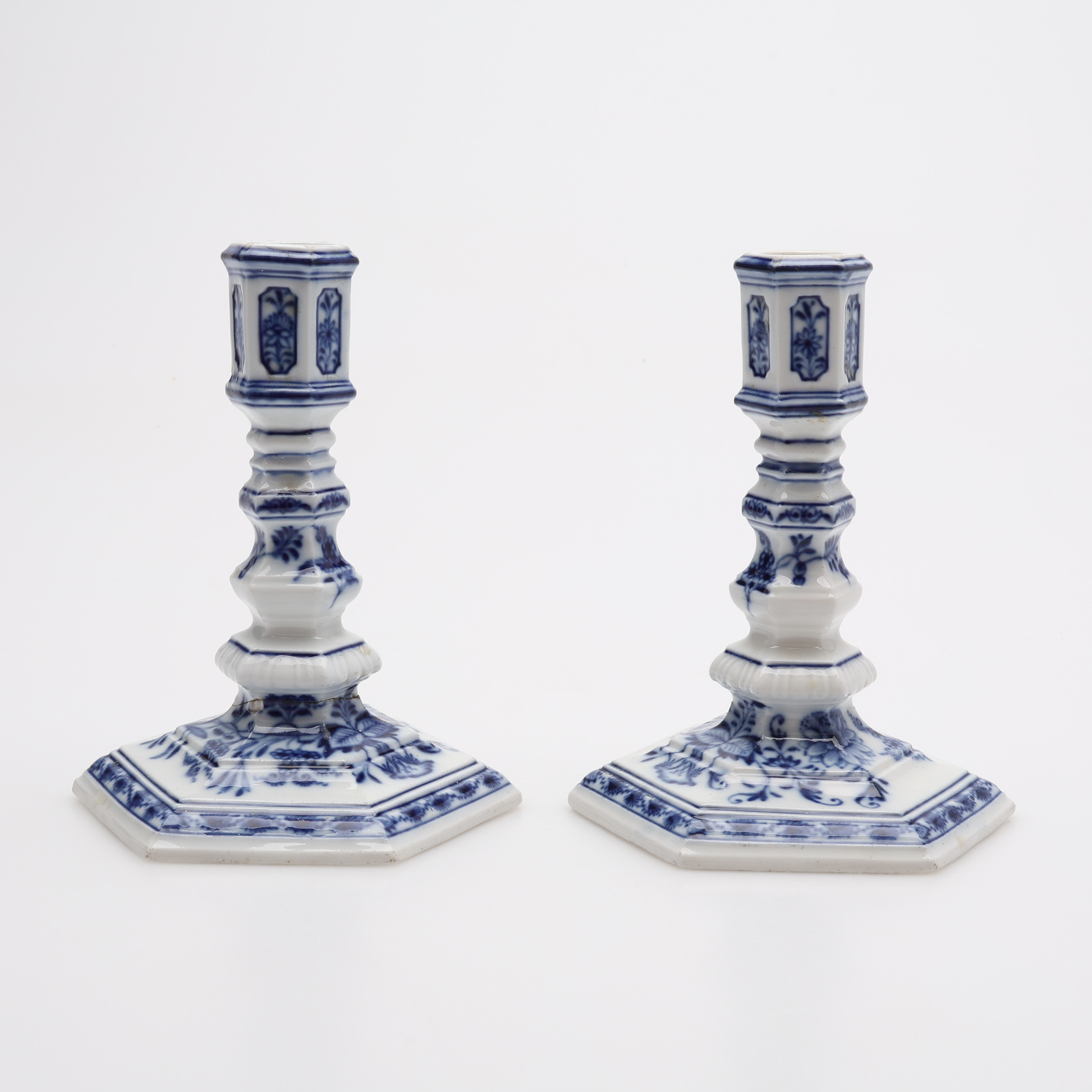 LJUSSTAKAR, ETT PAR, PORSLIN, LÖKMÖNSTER, MEISSEN, EFTER 1700-TALS MODELL.