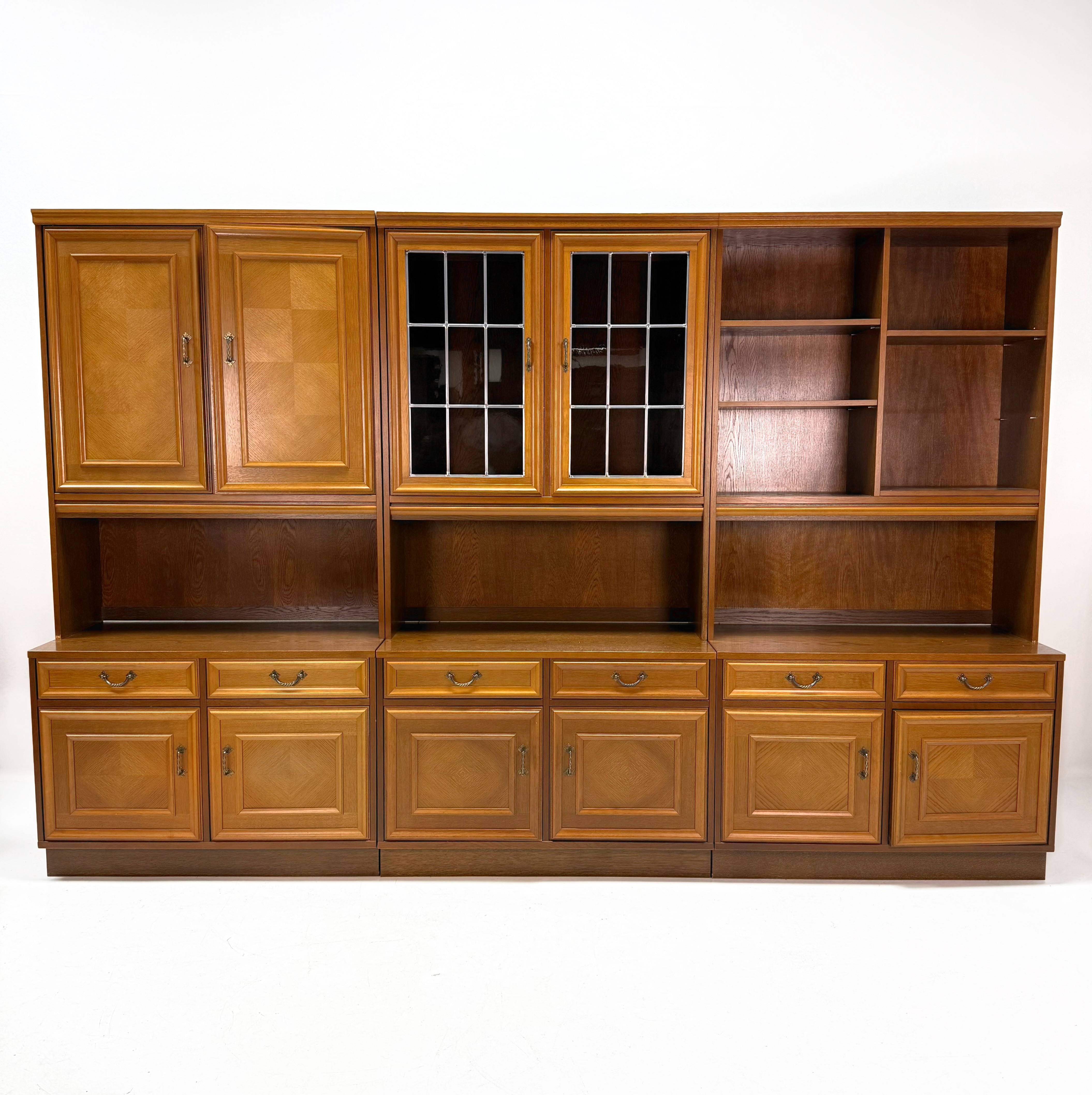 BOKHYLLA med vitrin, gllas med blyinfattning, ULFERTS Tibro Sweden 1900 talets mellersta del.