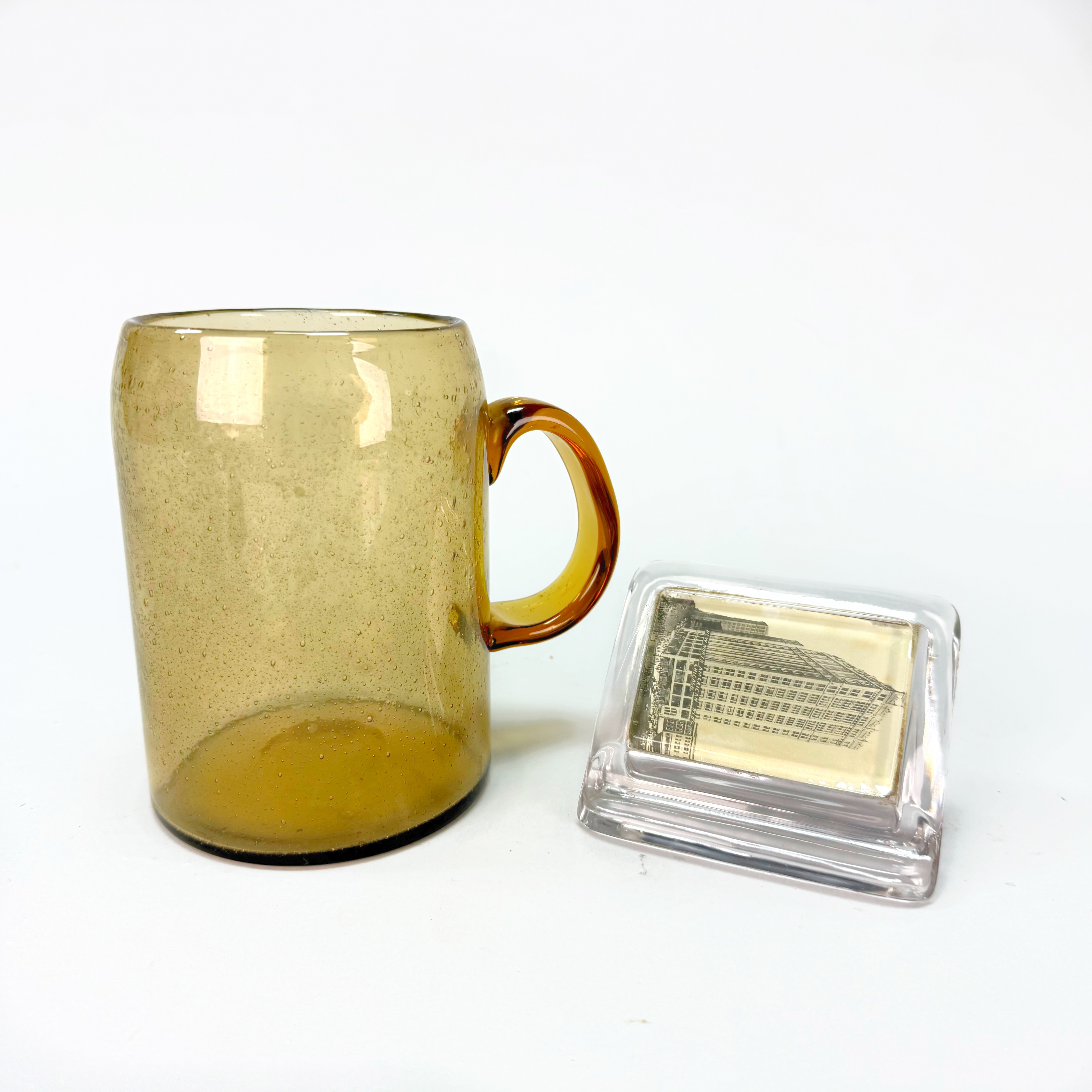 ARABIA SARGASSO - bärnstensfärgad - Kaj Franck Finland 1970 talet & PENNSTÄLL I GLAS Glasmugg och cigarettställ Mugg Nuutarjarvi öl bägare - Kaj franck.