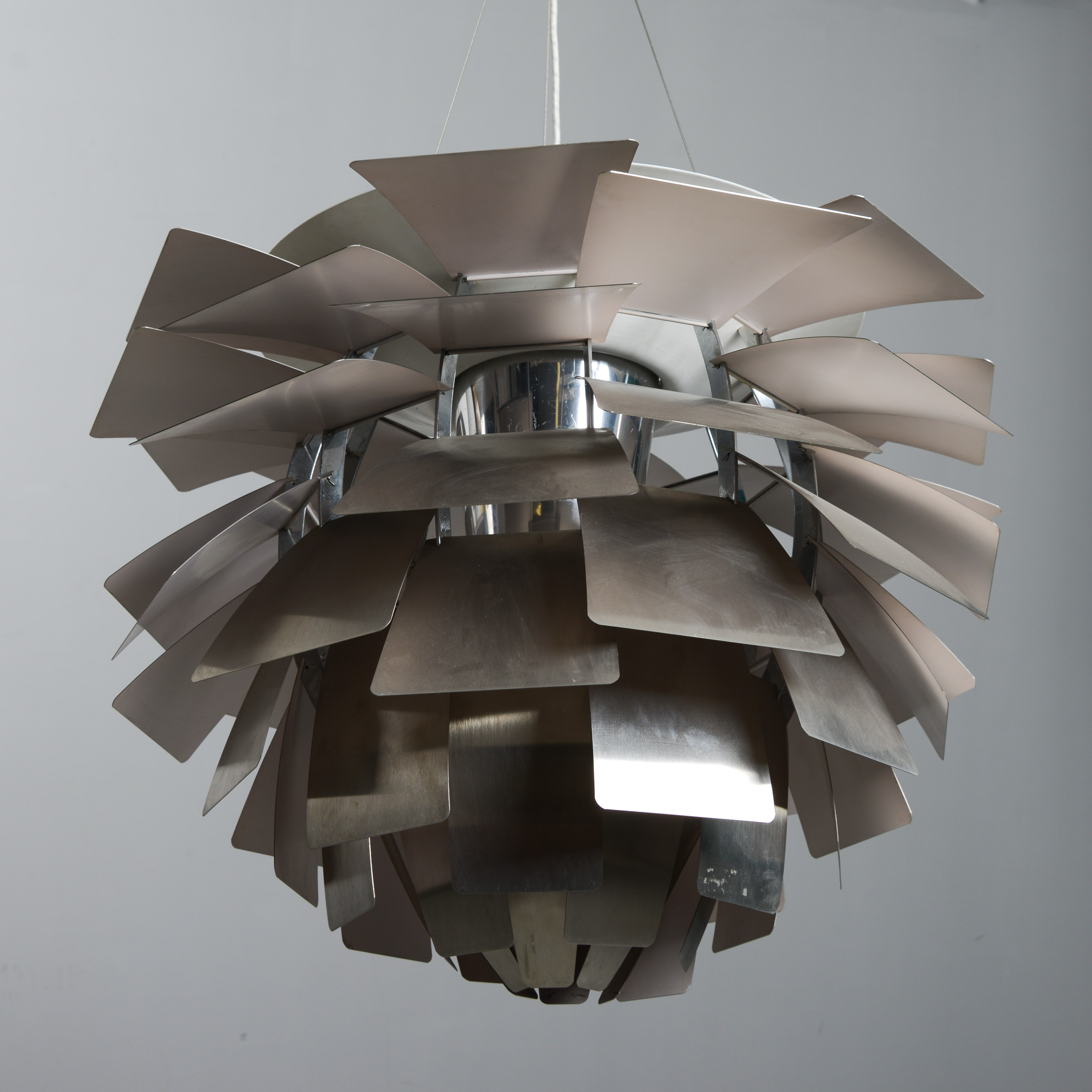 POUL HENNINGSEN. Pendel 72, "Kotten/ Artichoke", Louis Poulsen, Danmark, formgiven 1958.