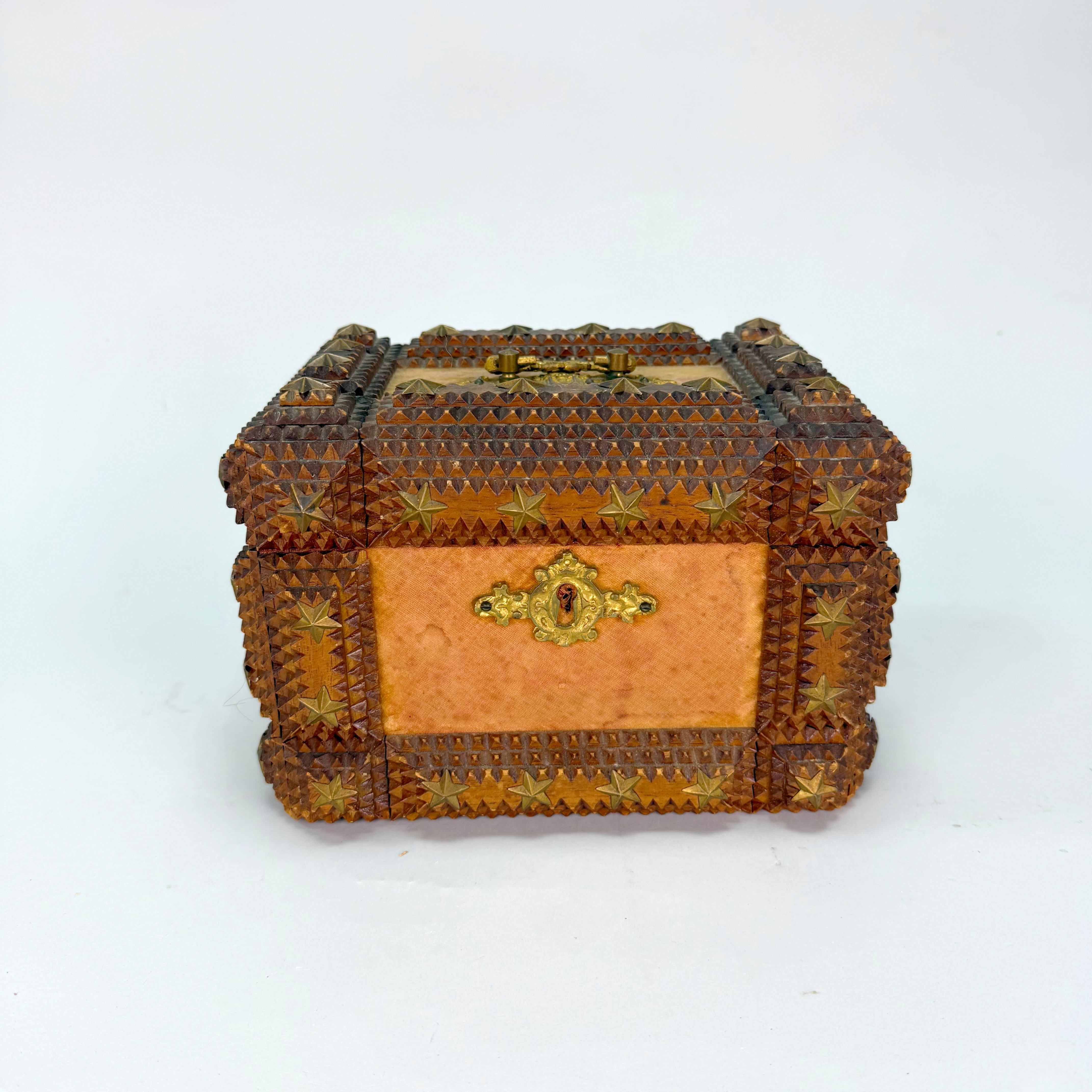 SMYCKESKRIN / CIGARRLÅDA - Sjömansarbete - Tramp Art, mässing beslag, 1800 talets senare del.