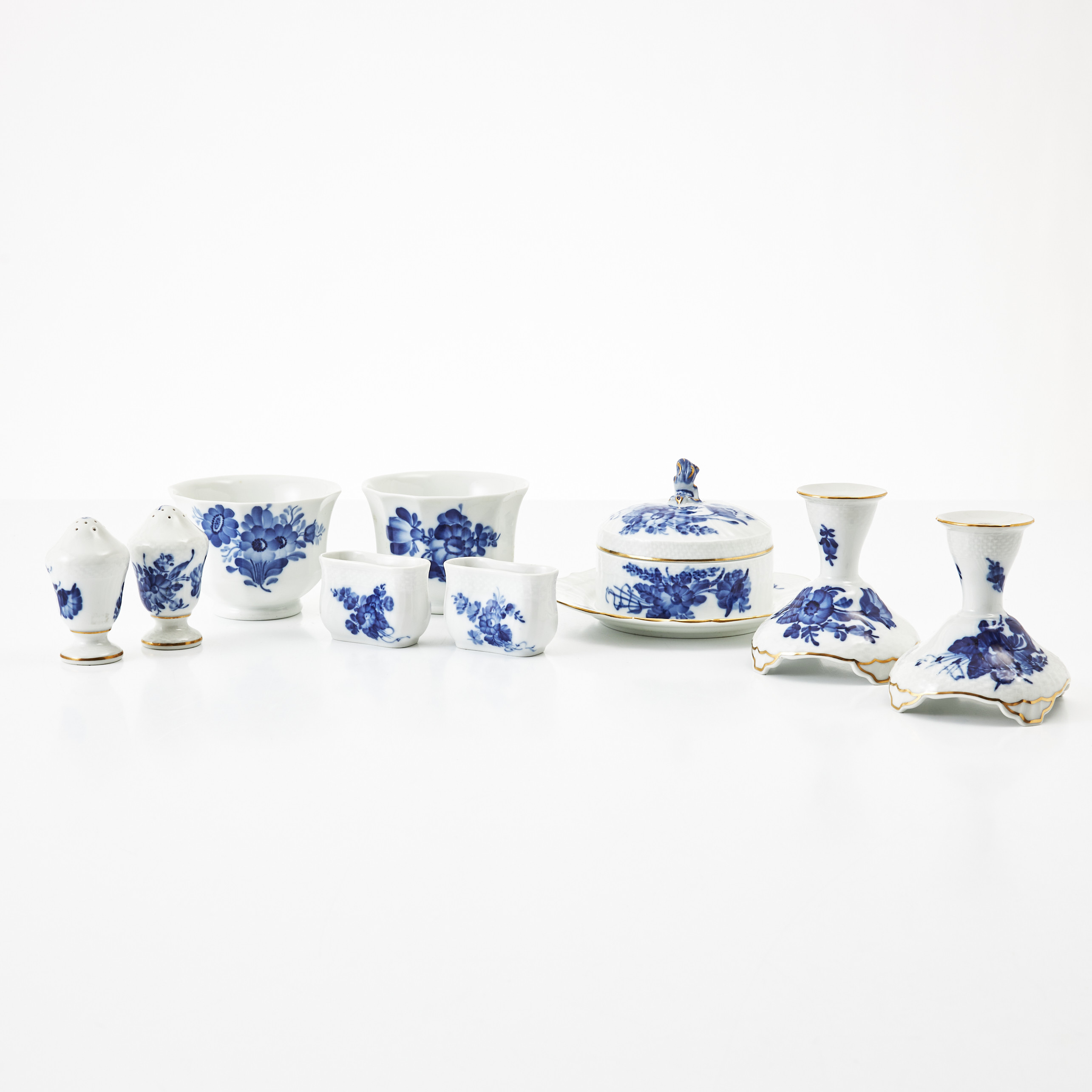 ROYAL COPENHAGEN. Servisdelar "Blå blomst" porslin.