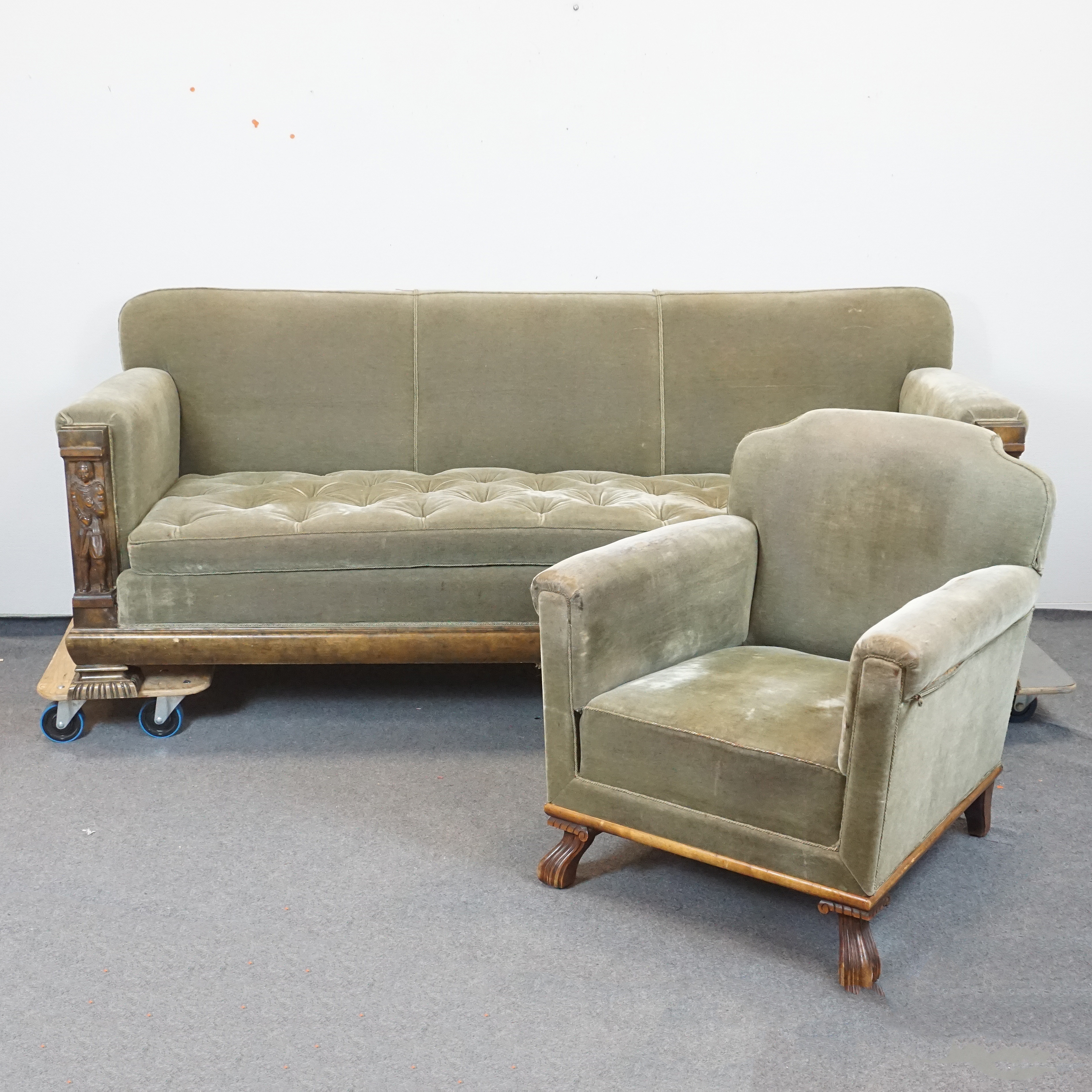 SOFFGRUPP, 2 delar. Snidat trä & plysch, 1930-tal.