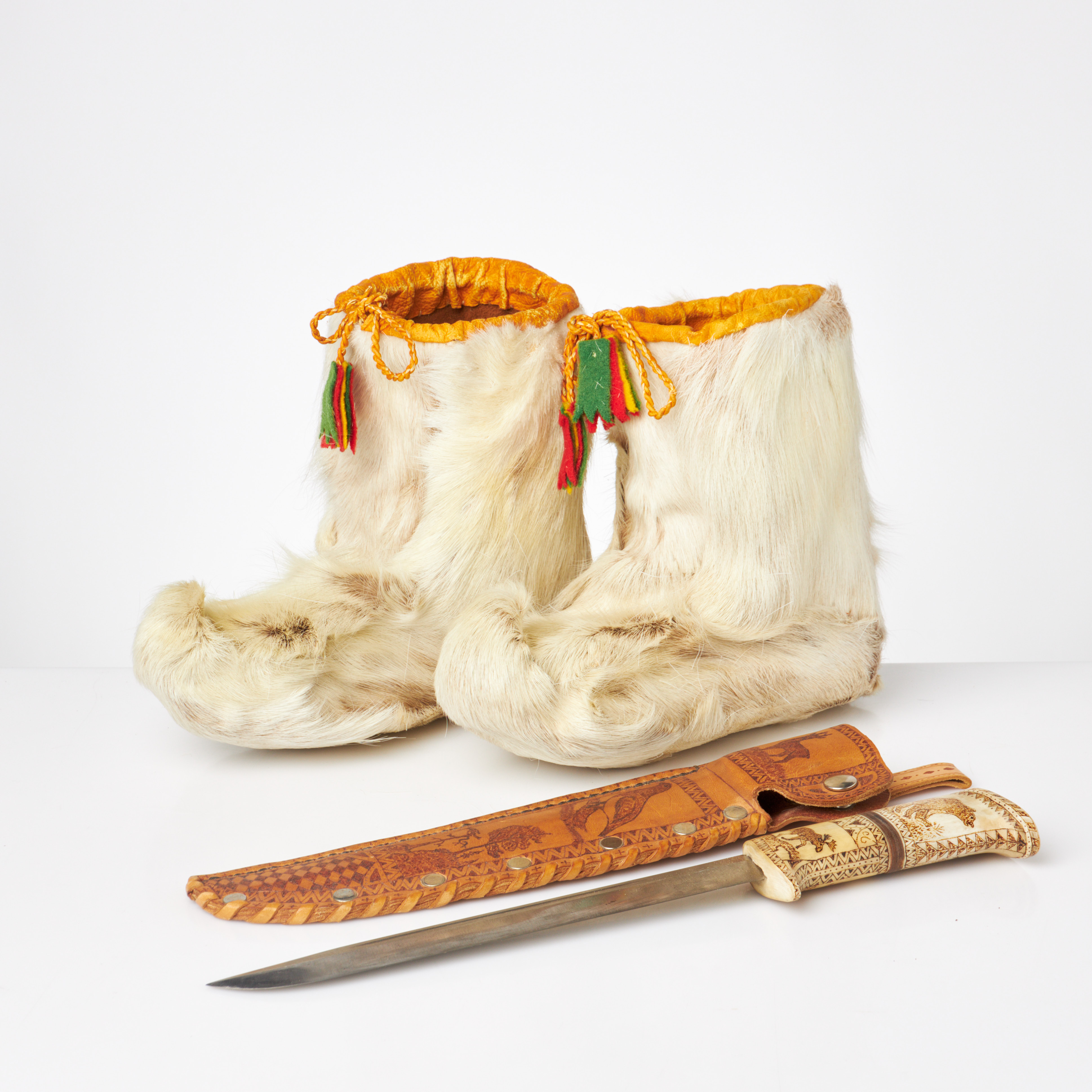 STORKNIV samt BÄLLINGSKOR, 1900-talets slut, kniv med skaft i renhorn, glödritad dekor, slida i läder, skor i rennskinn.