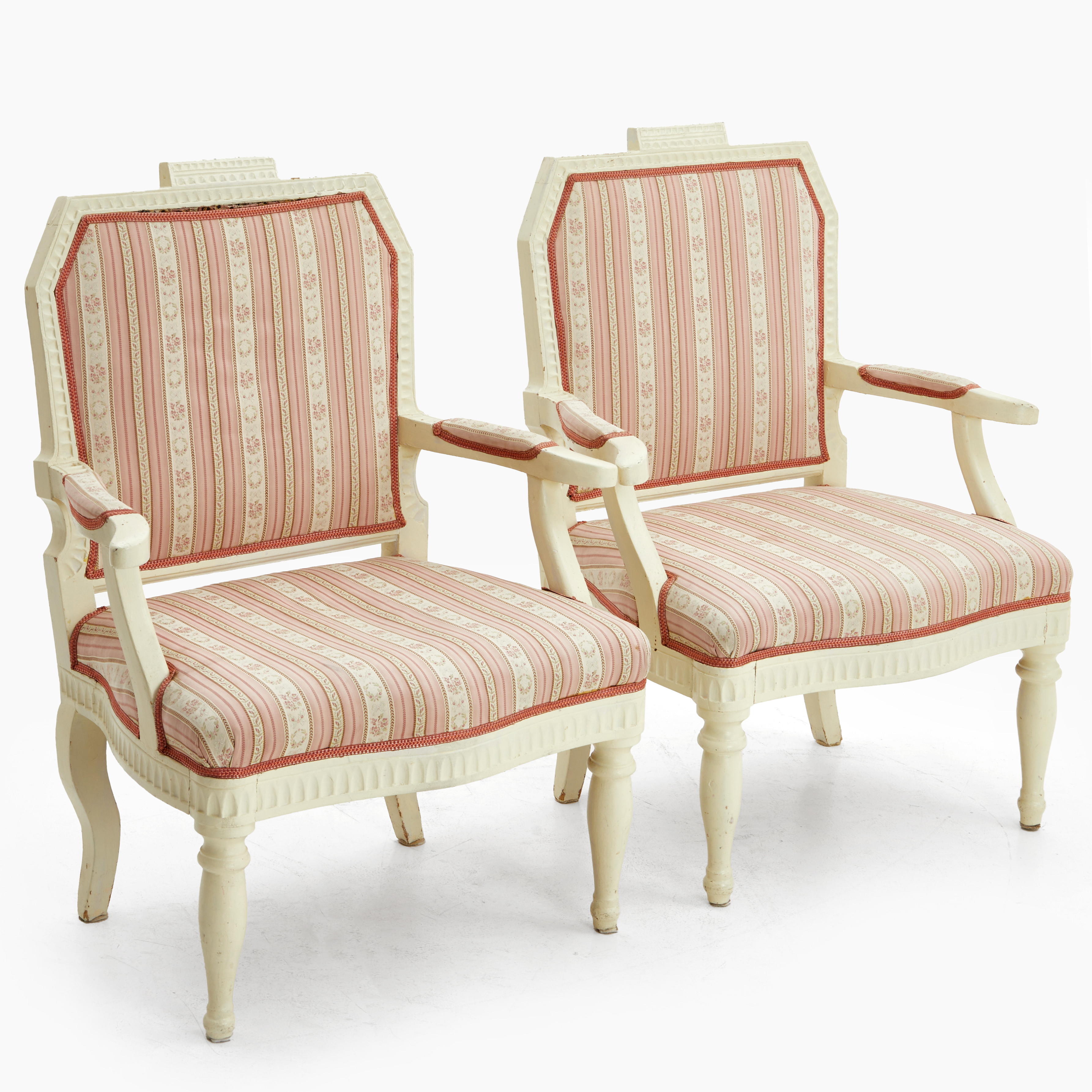 KARMSTOLAR, ett par, transitionstil gustaviansk/rokoko, 1800-tal, vitmålade.