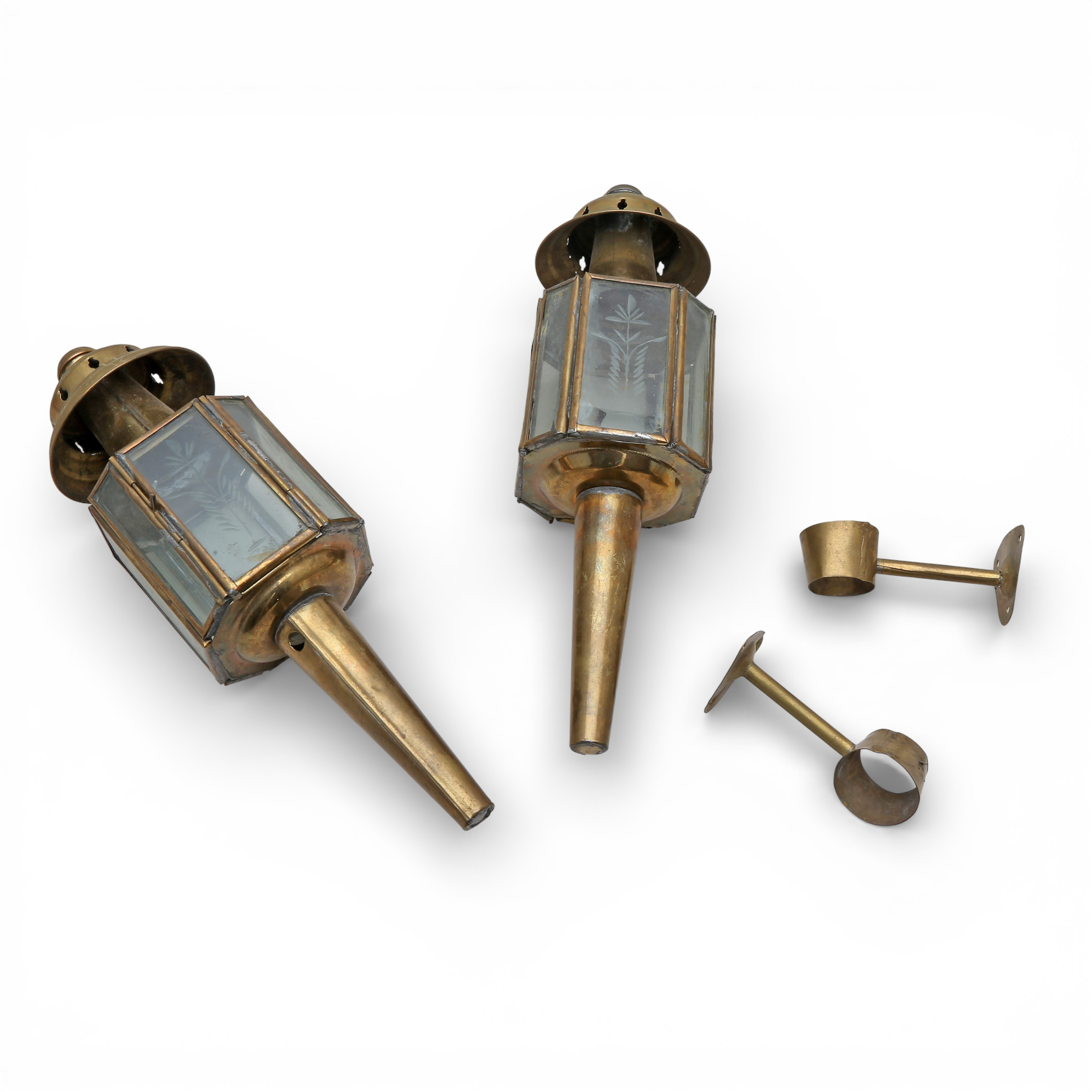 Pair of lantern lamps in brass and engraved glass, second third of the 20th Century.