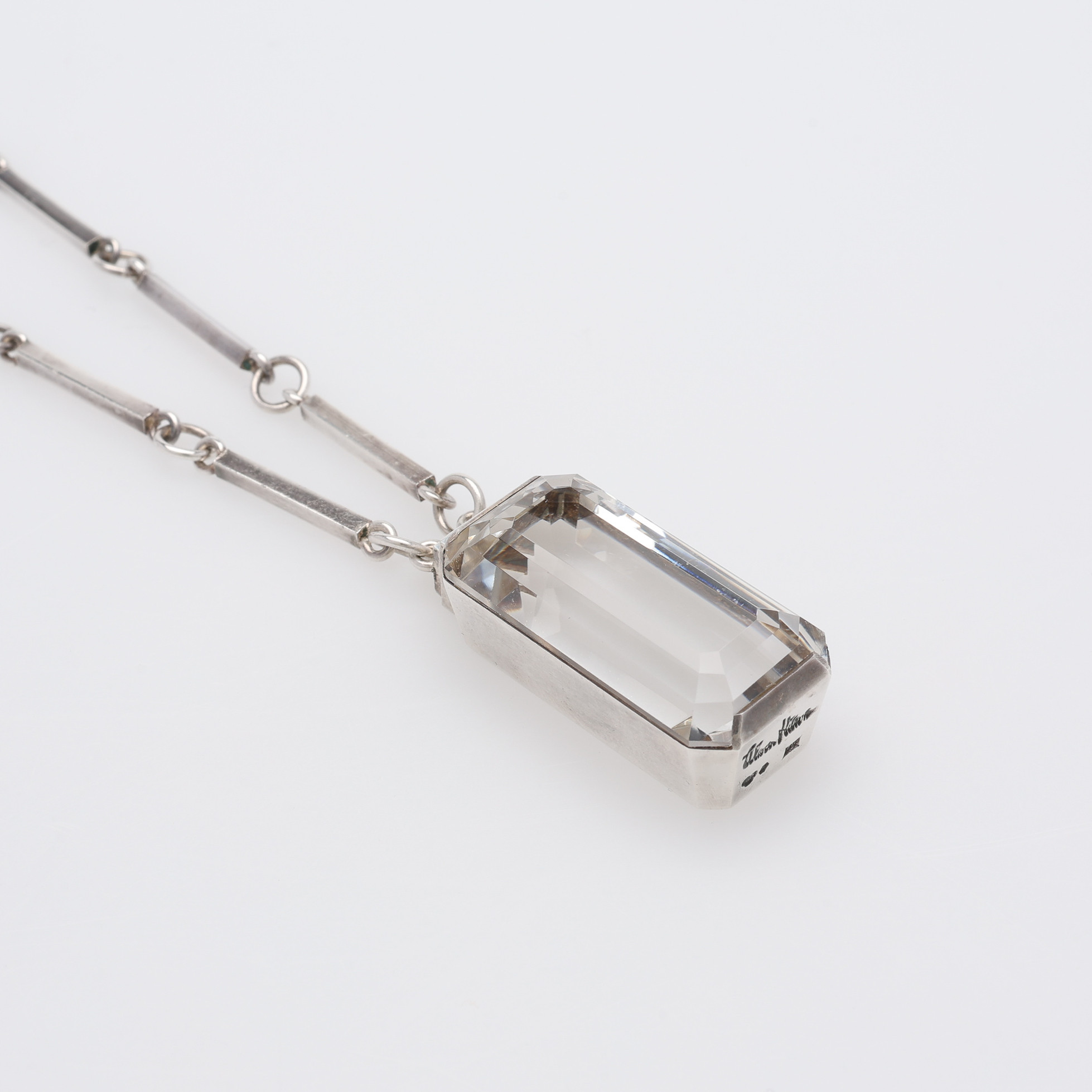 WIWEN NILSSON. COLLIER MED HÄNGE, STERLINGSILVER & BERGKRISTALL, STÄMPELSIGNERAT, LUND, 1974.
