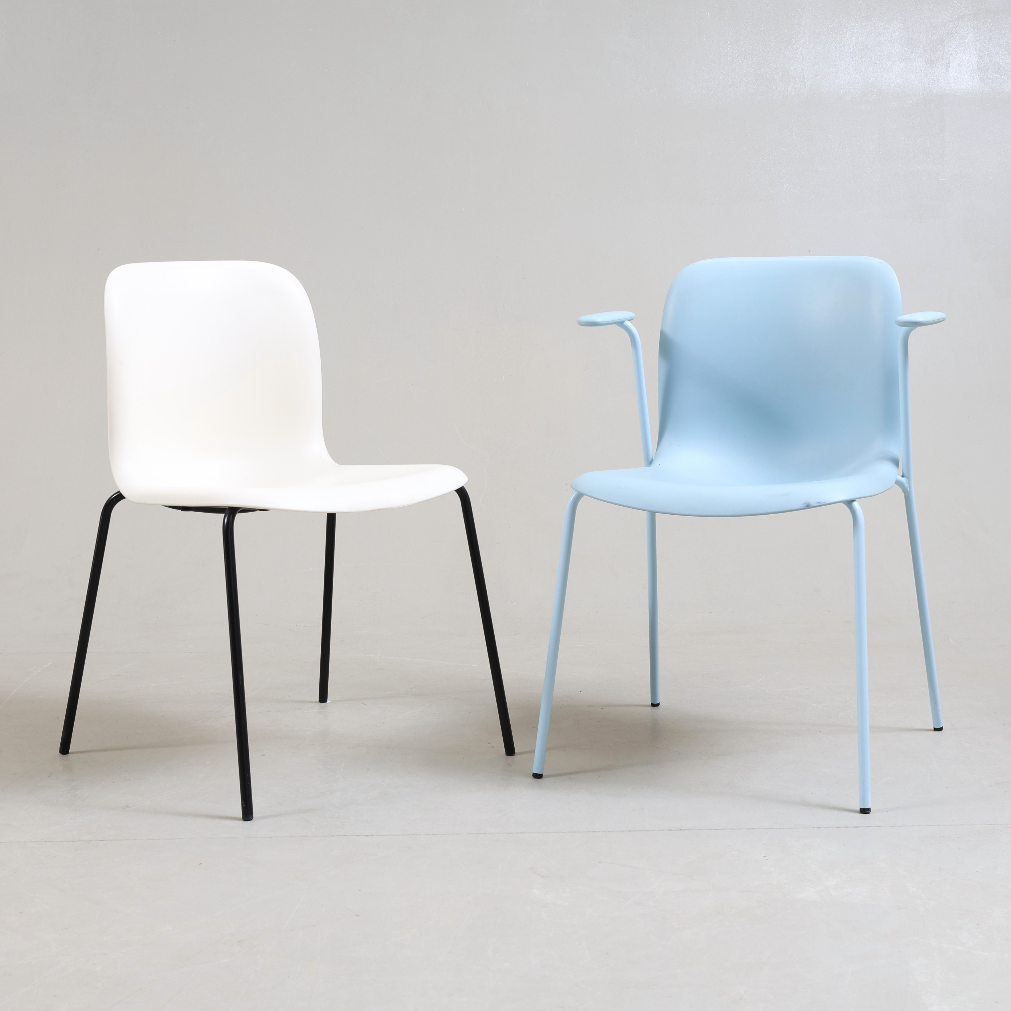 PEARSON LLOYD. Stolar, 2 st, Polypropylene & metall, "Sixe" Howe, Danmark, samtida.