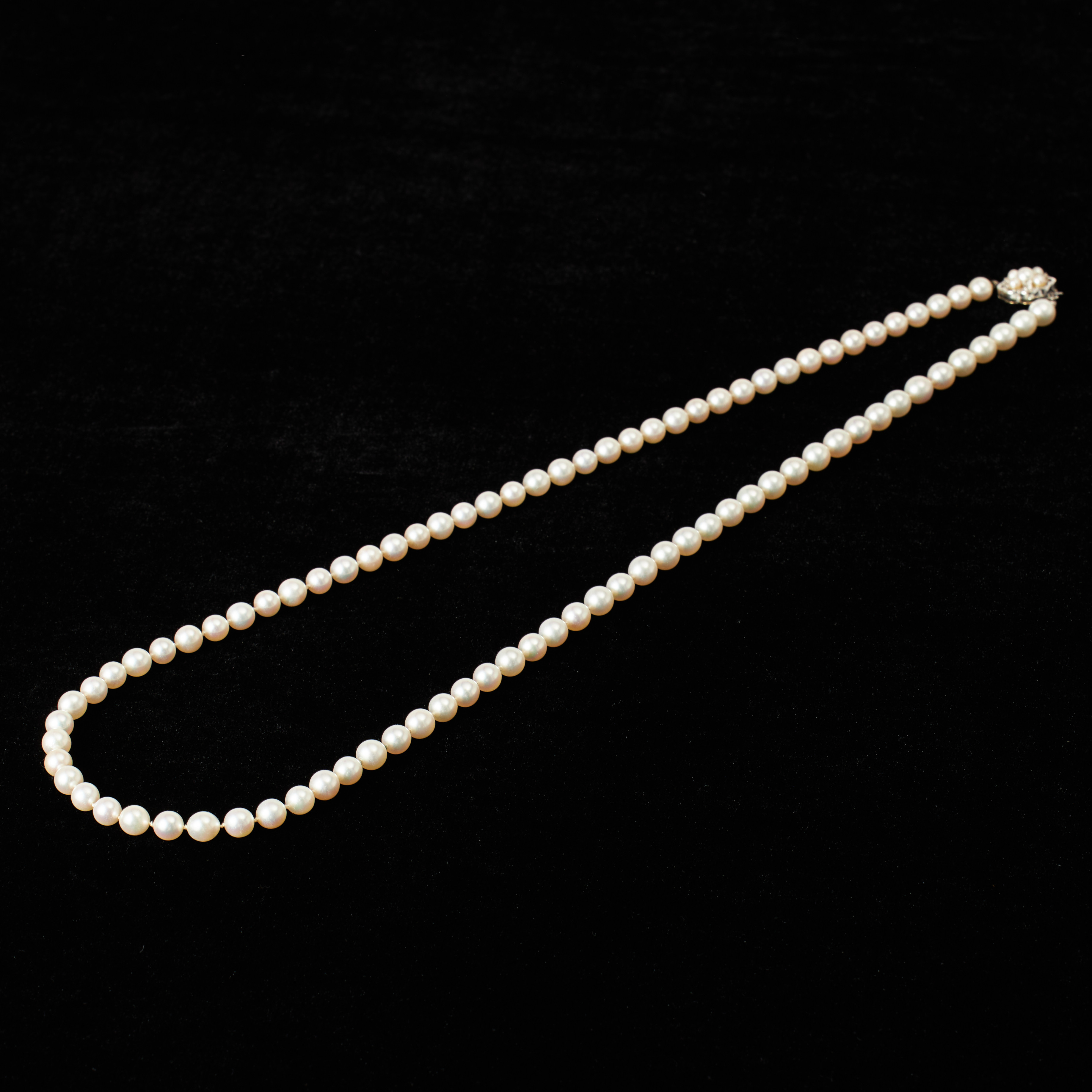 PÄRLCOLLIER, En rad odlade saltvattenpärlor, ca 6-7 mm. Lås i 18K vitguld med odlade pärlor och vita syntetiska spineller.