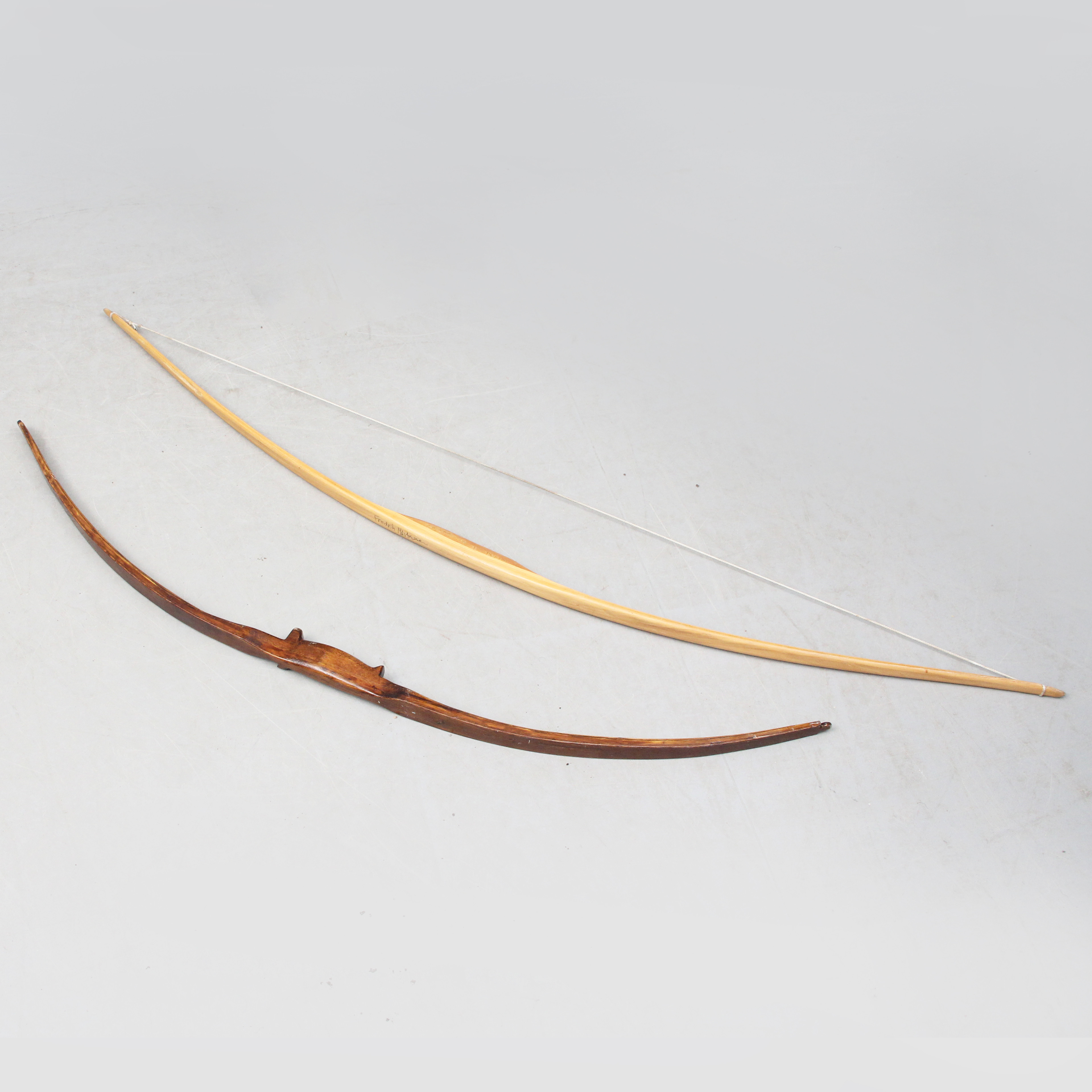 PILBÅGAR, 2 st, trä, den ena märkt Fredrik Mårtensson.