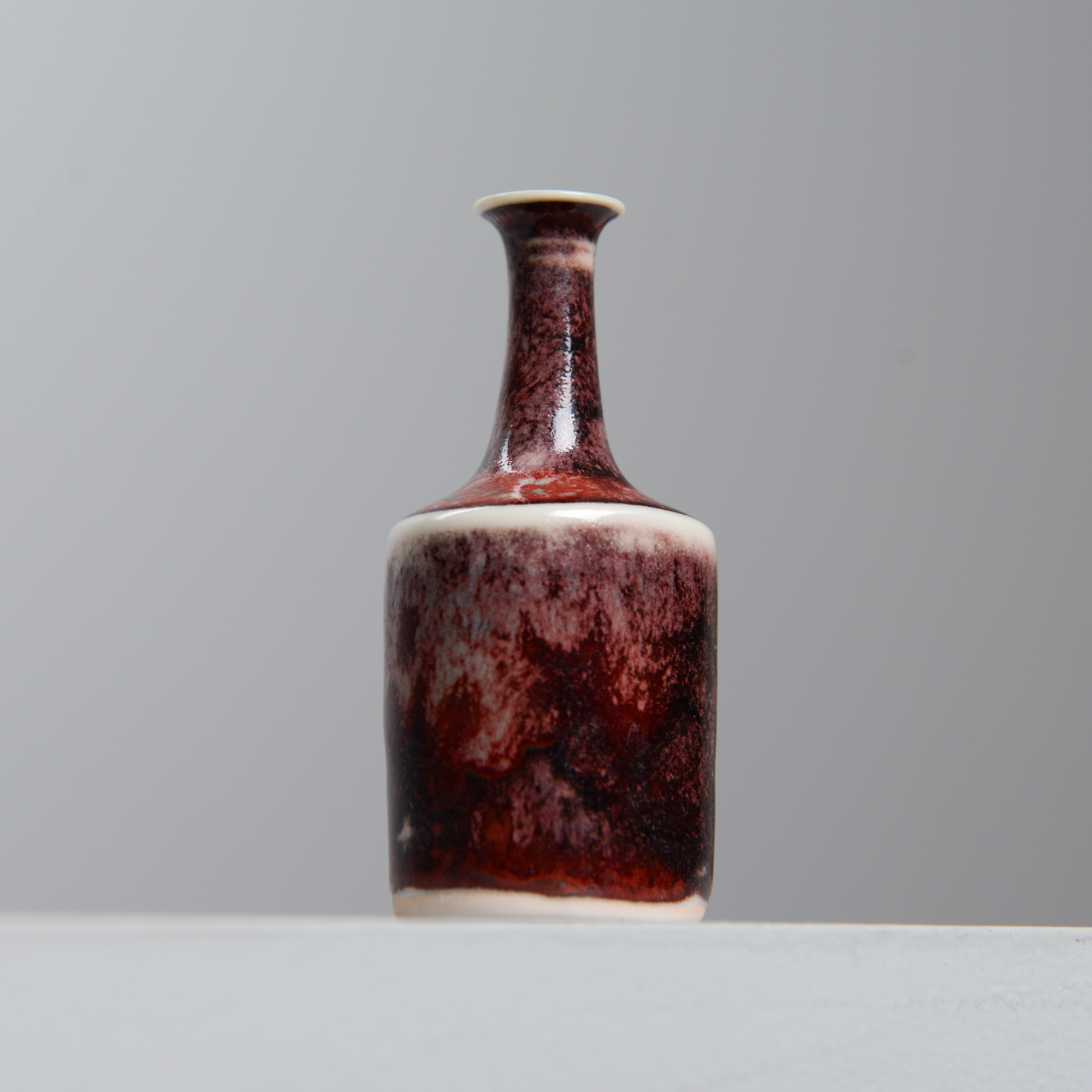 STIG LINDBERG. Vas, miniatyr, Studiohanden, Gustavsberg, signerad samt daterad 1980.