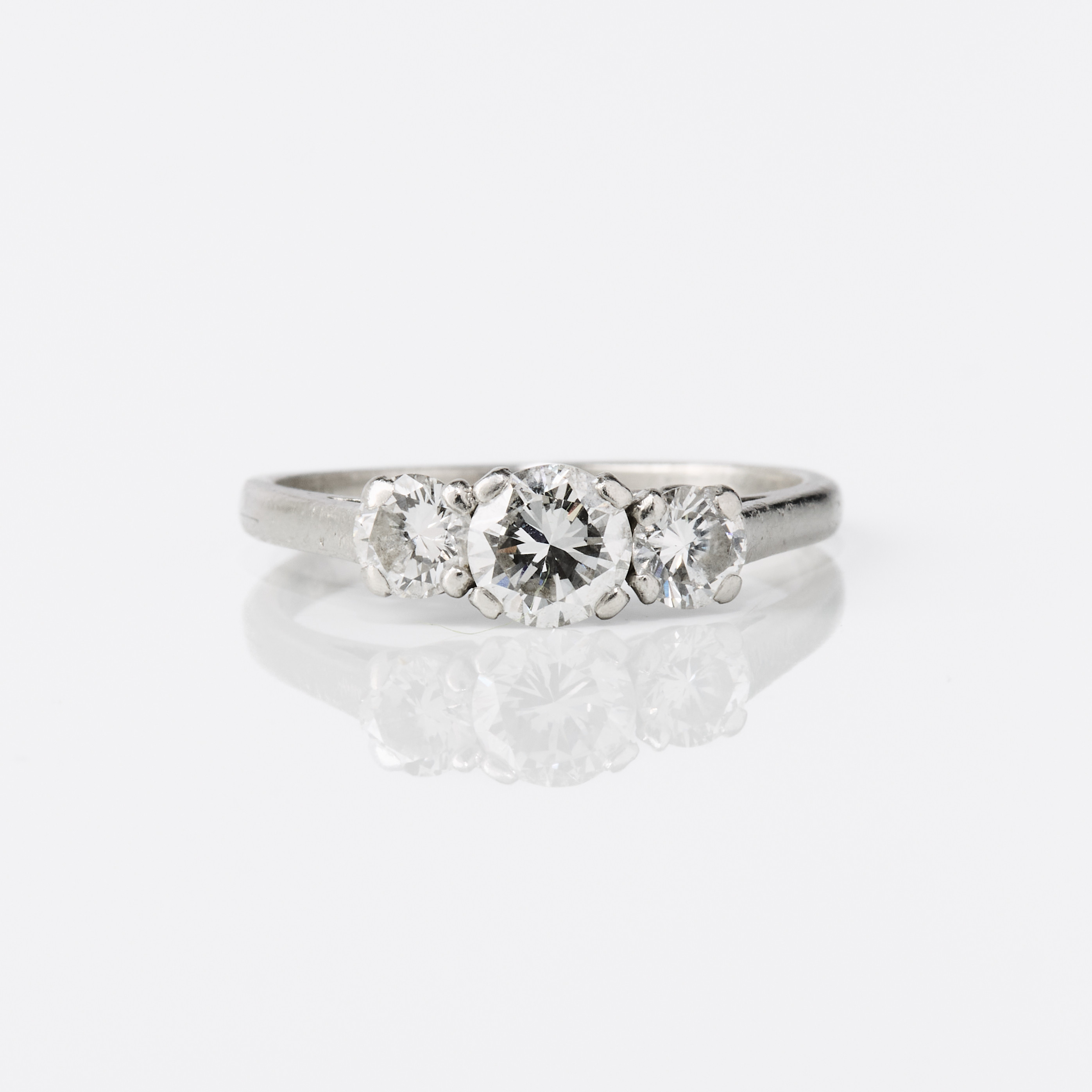 CARTIER. Trestensring, platina med diamanter, London 1976.