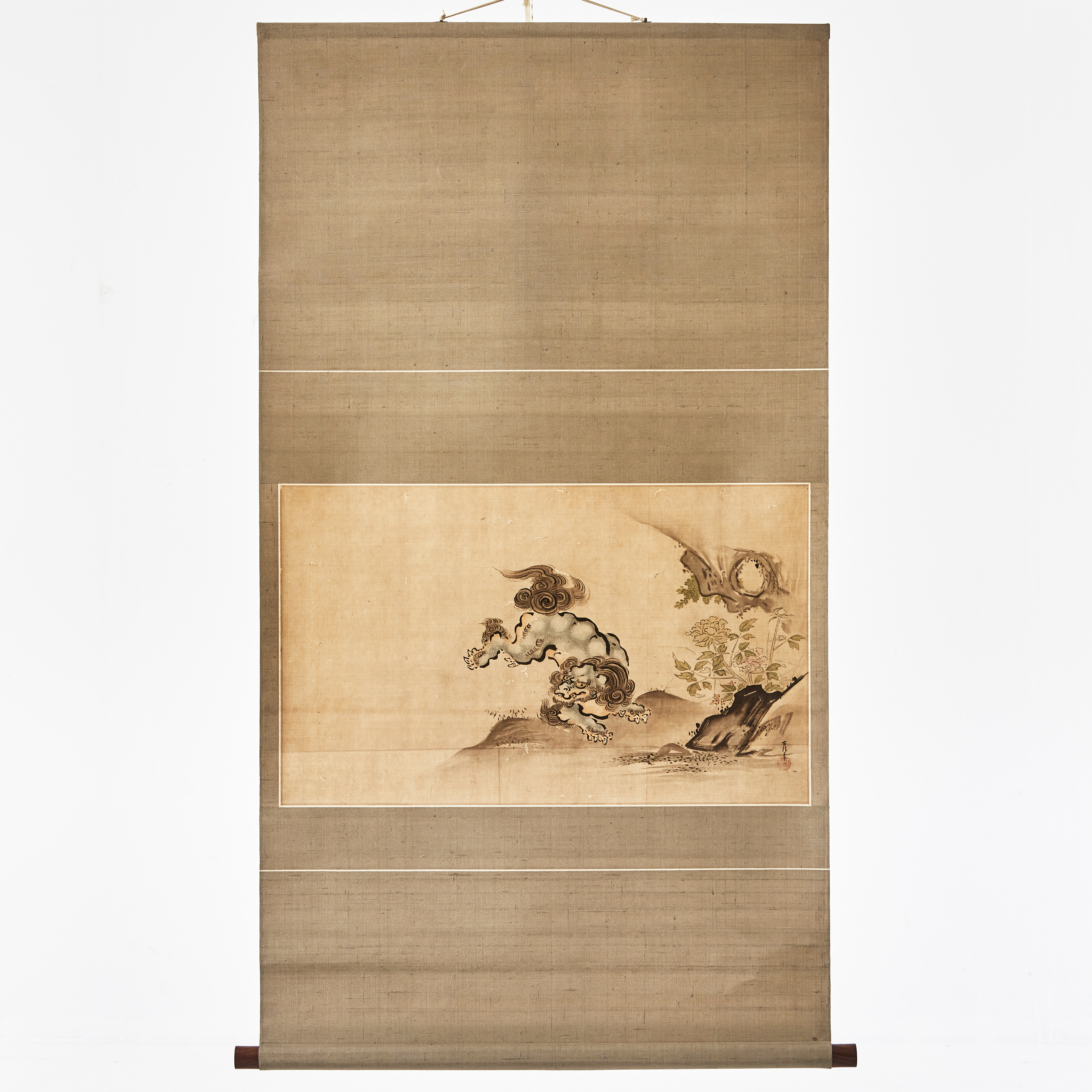 RULLMÅLNING, Japan, tidigt 1900-tal, motiv av buddhistiskt lejon (shishi) i trädgårdslandskap.