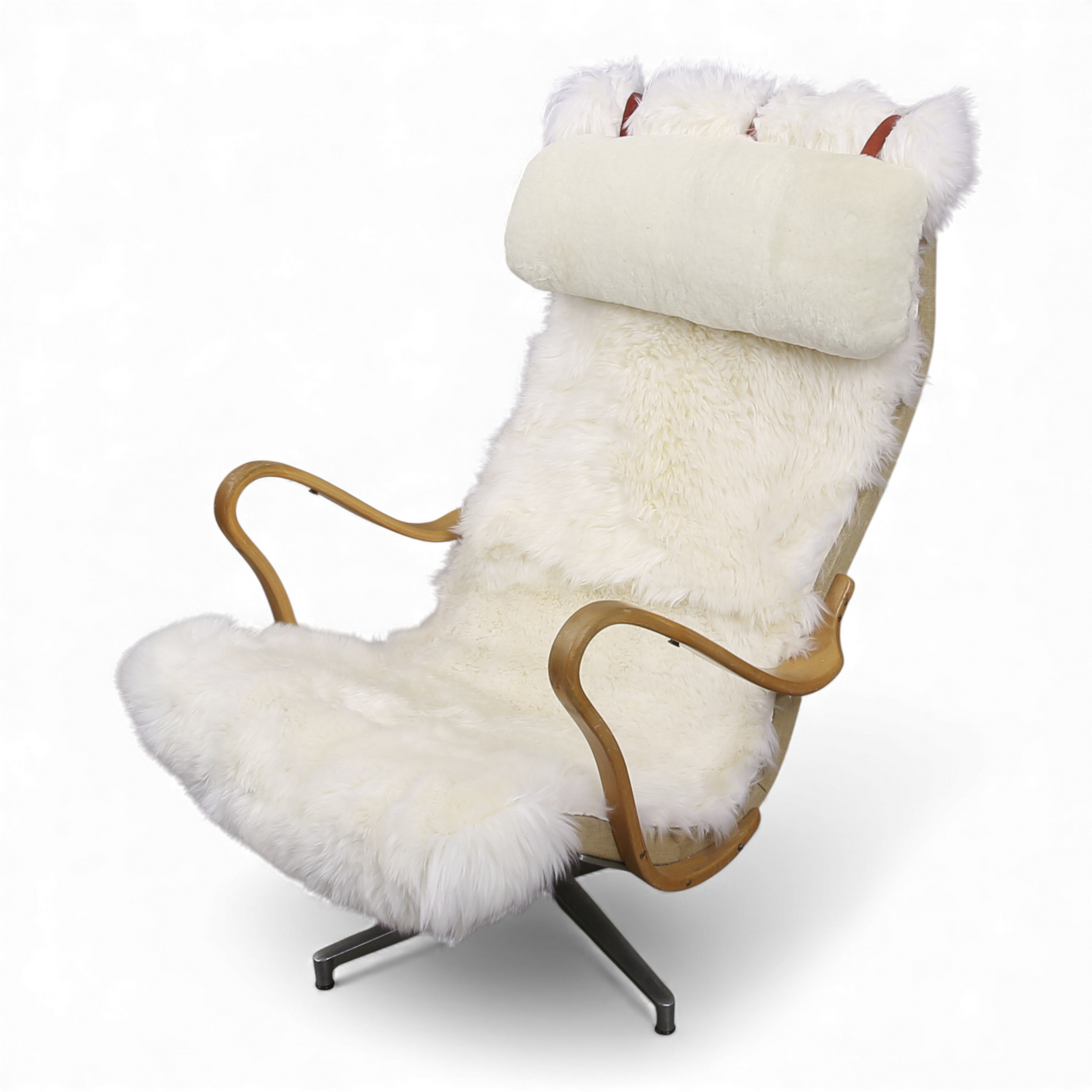 BRUNO MATHSSON. Fåtölj på snurrfot, "Pernilla", med fårskinnsklädsel, benställning av bok.