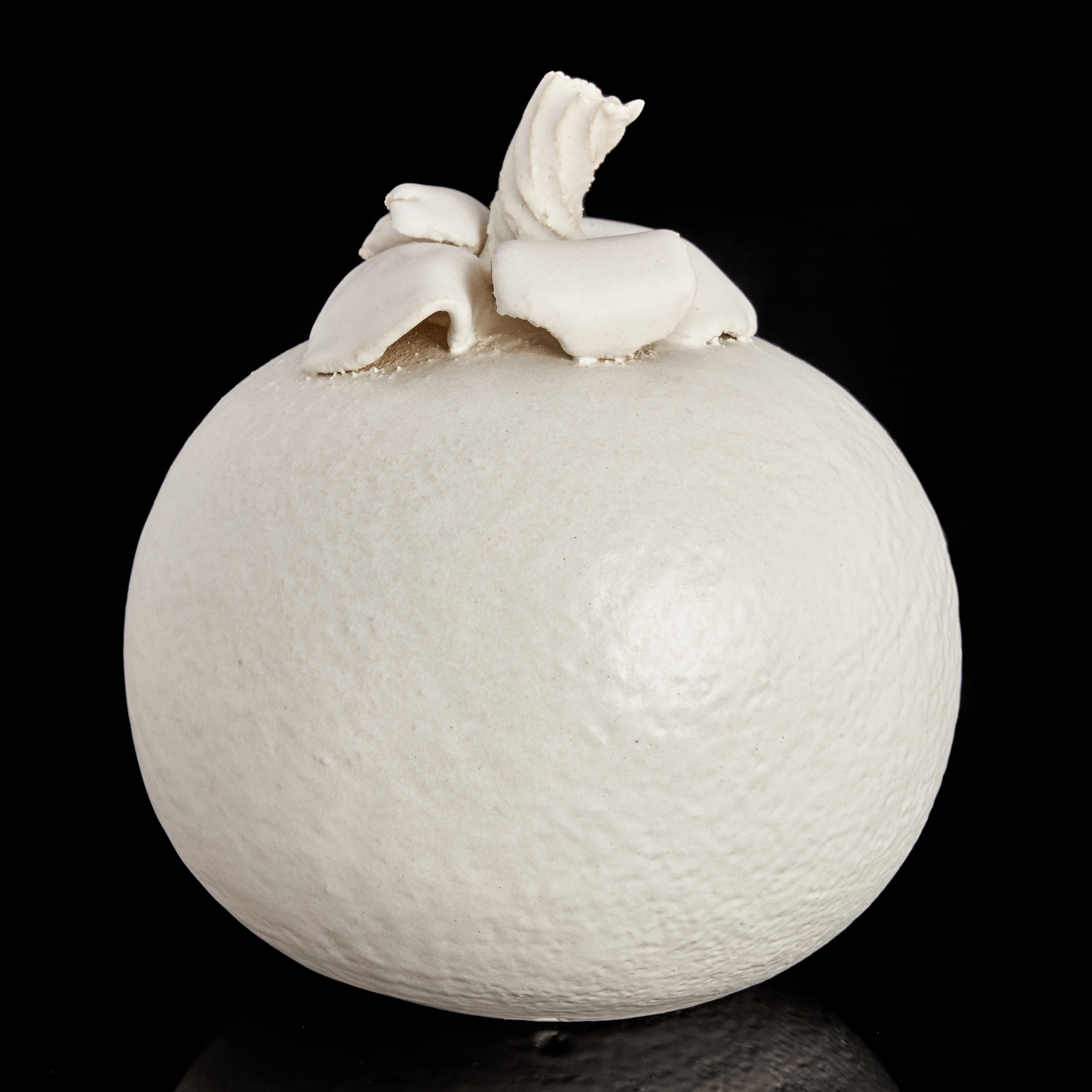 EVA PARADIS (Född 1951). Skulptur, pumpa, Paradisverkstaden, Öland, signerad E. Paradis, vitglaserat stengods.