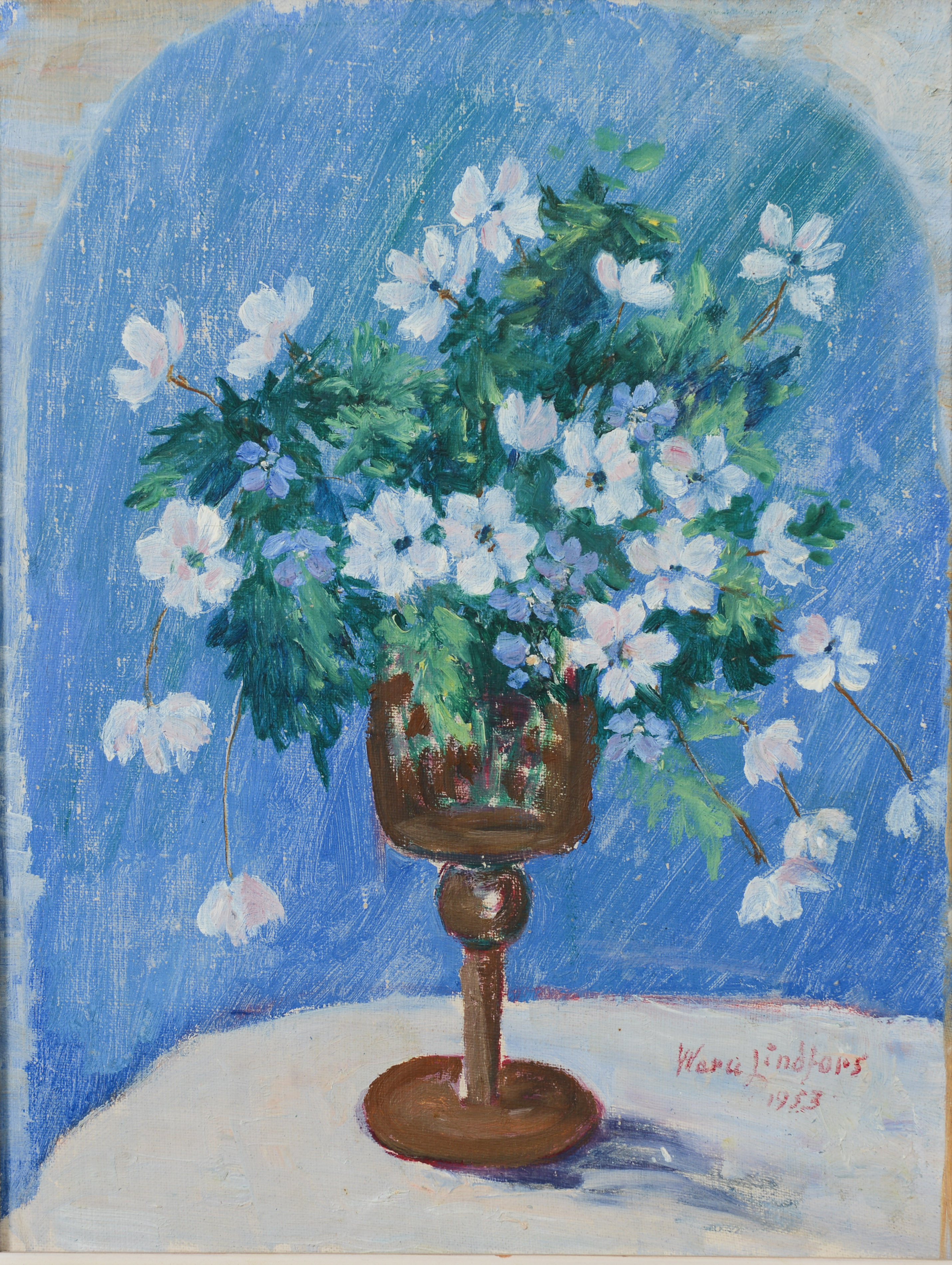WARA LINDFORS. Vitsippor i vas, olja på pannå, signerad samt daterad 1953.