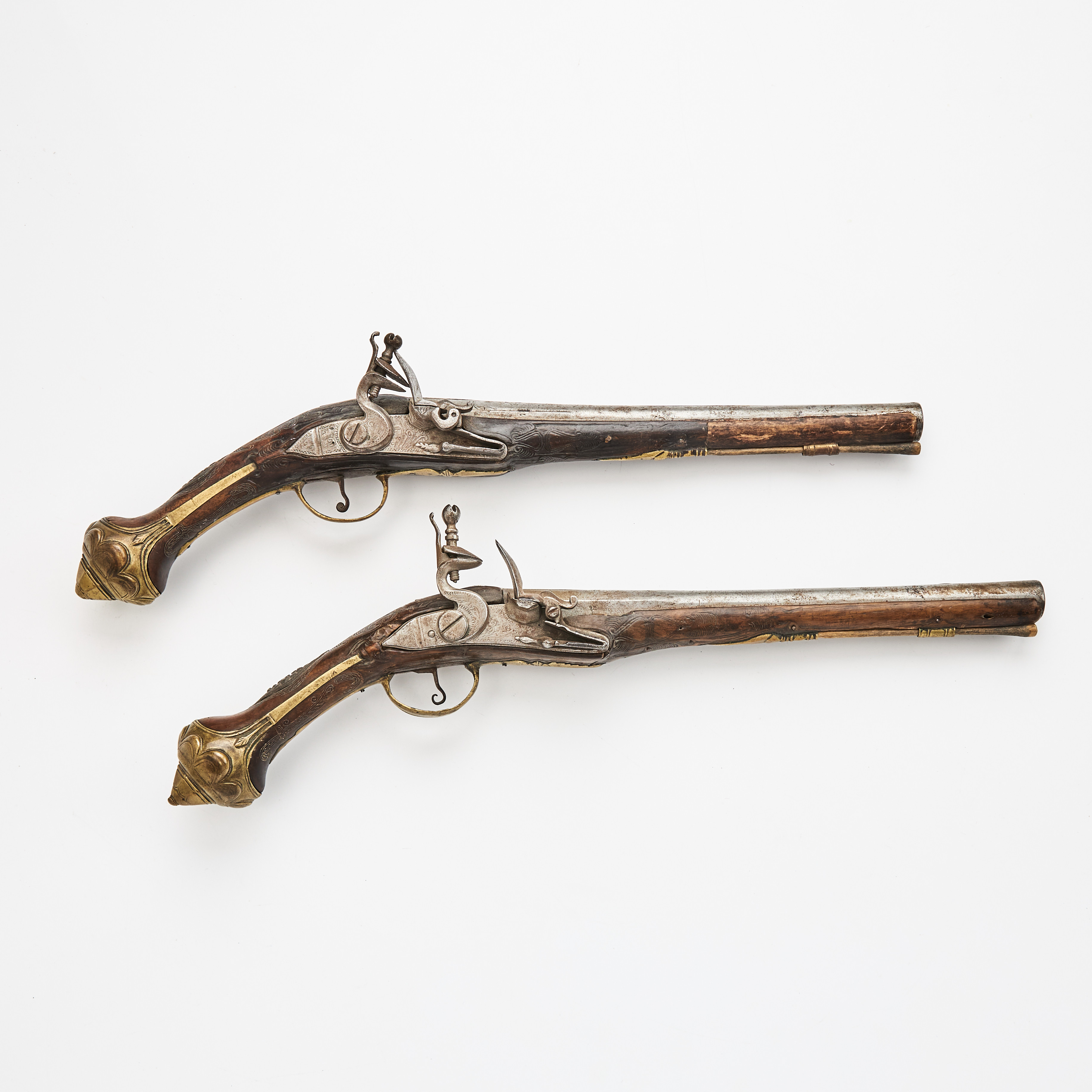FLINTLÅSPISTOLER, 2 stycken snarlika, osmanska / för den osmanska marknaden.