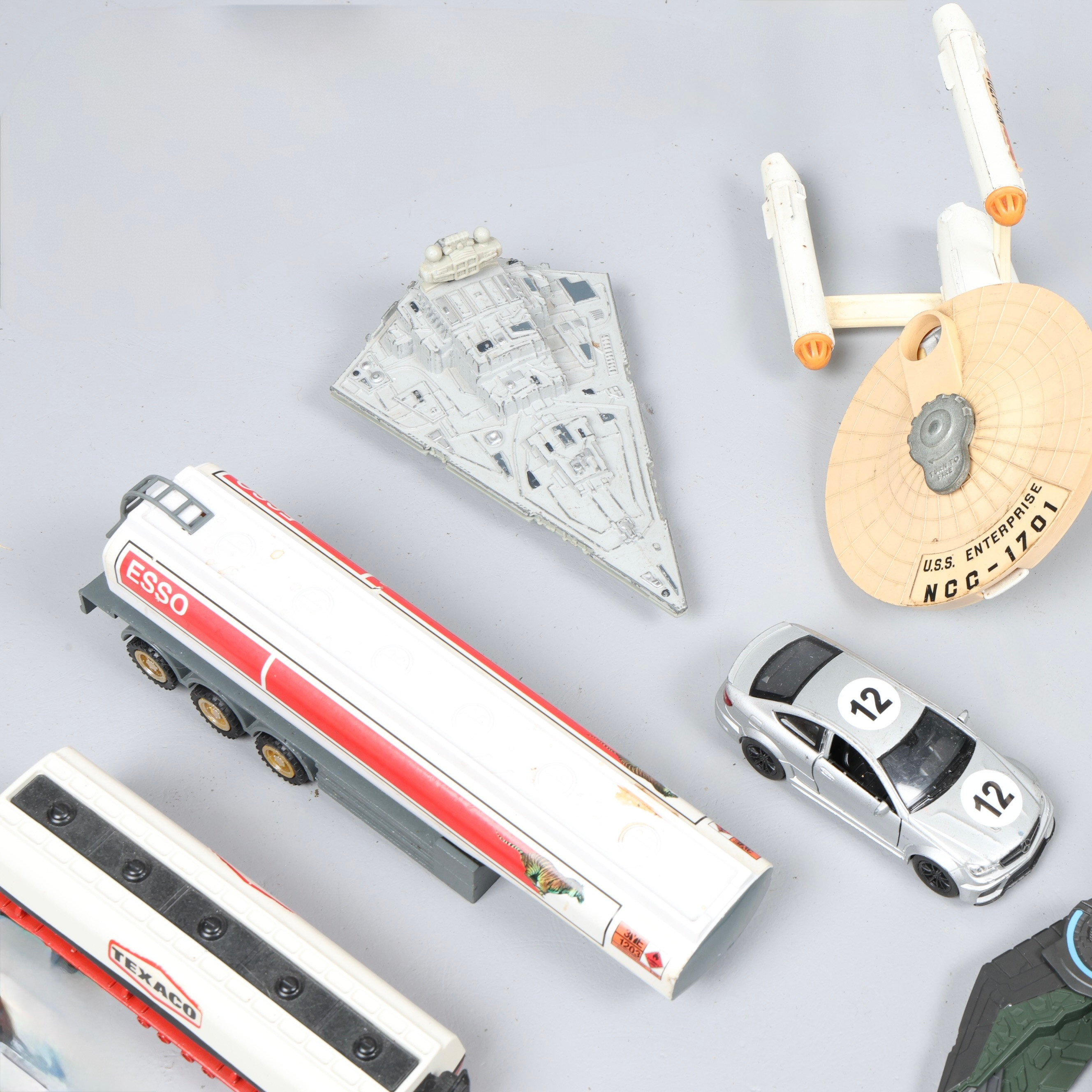 anderes wort für spielzeug Bilder von 4726285. DINKY-DIECAST-MODELL DER U.S.S. ENTERPRISE UND