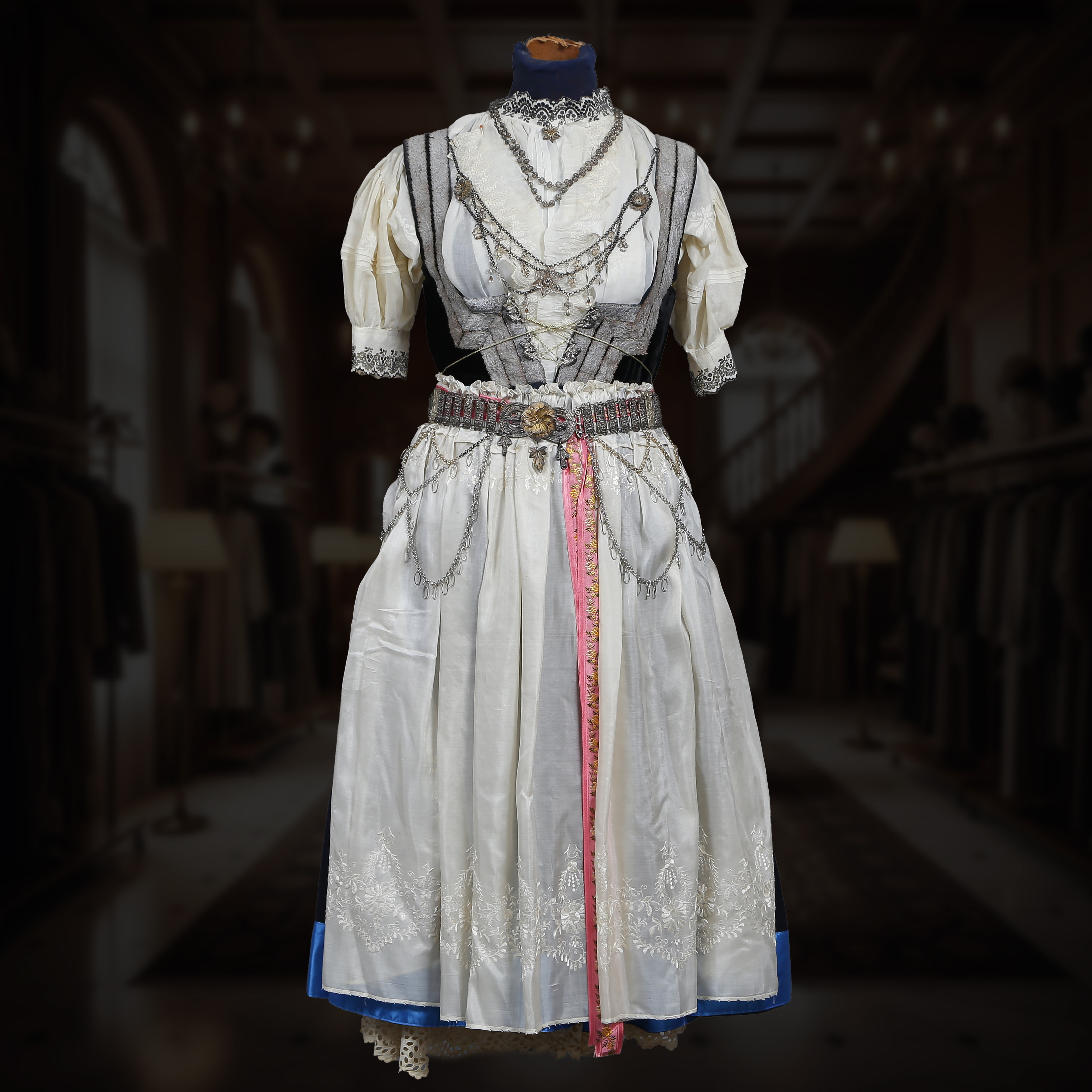 POLSK TRADITIONELL FOLKDRÄKT, CIESZYN SÖDRA POLEN, 1800-TAL.