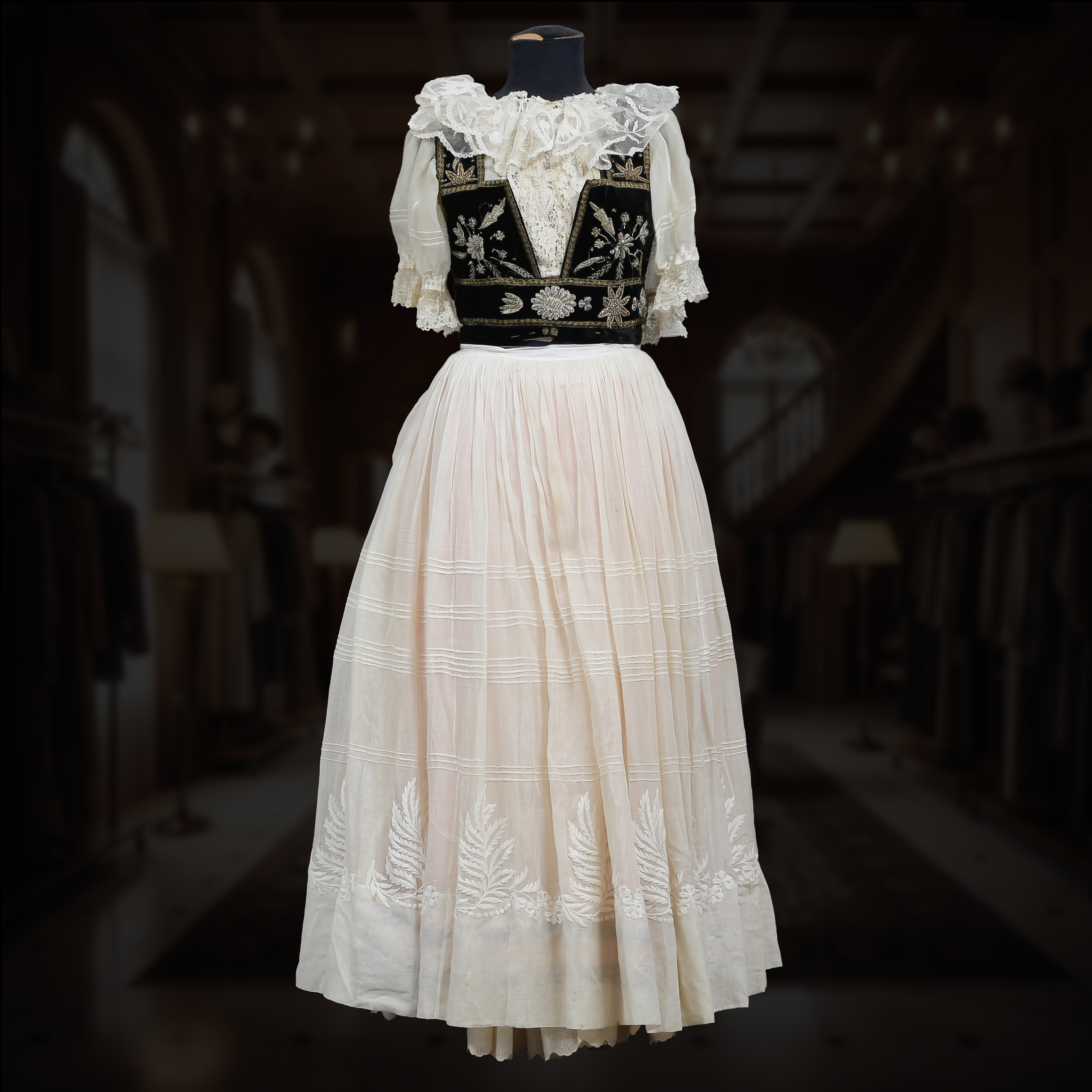 POLSK TRADITIONELL FOLKDRÄKT, SANNOLIKT CIESZYN SÖDRA POLEN, 1800-TAL.